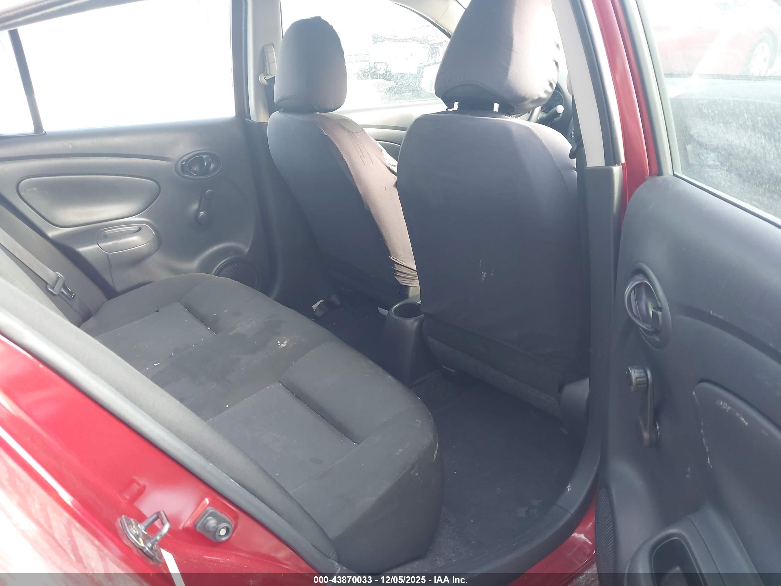 NISSAN VERSA image 8
