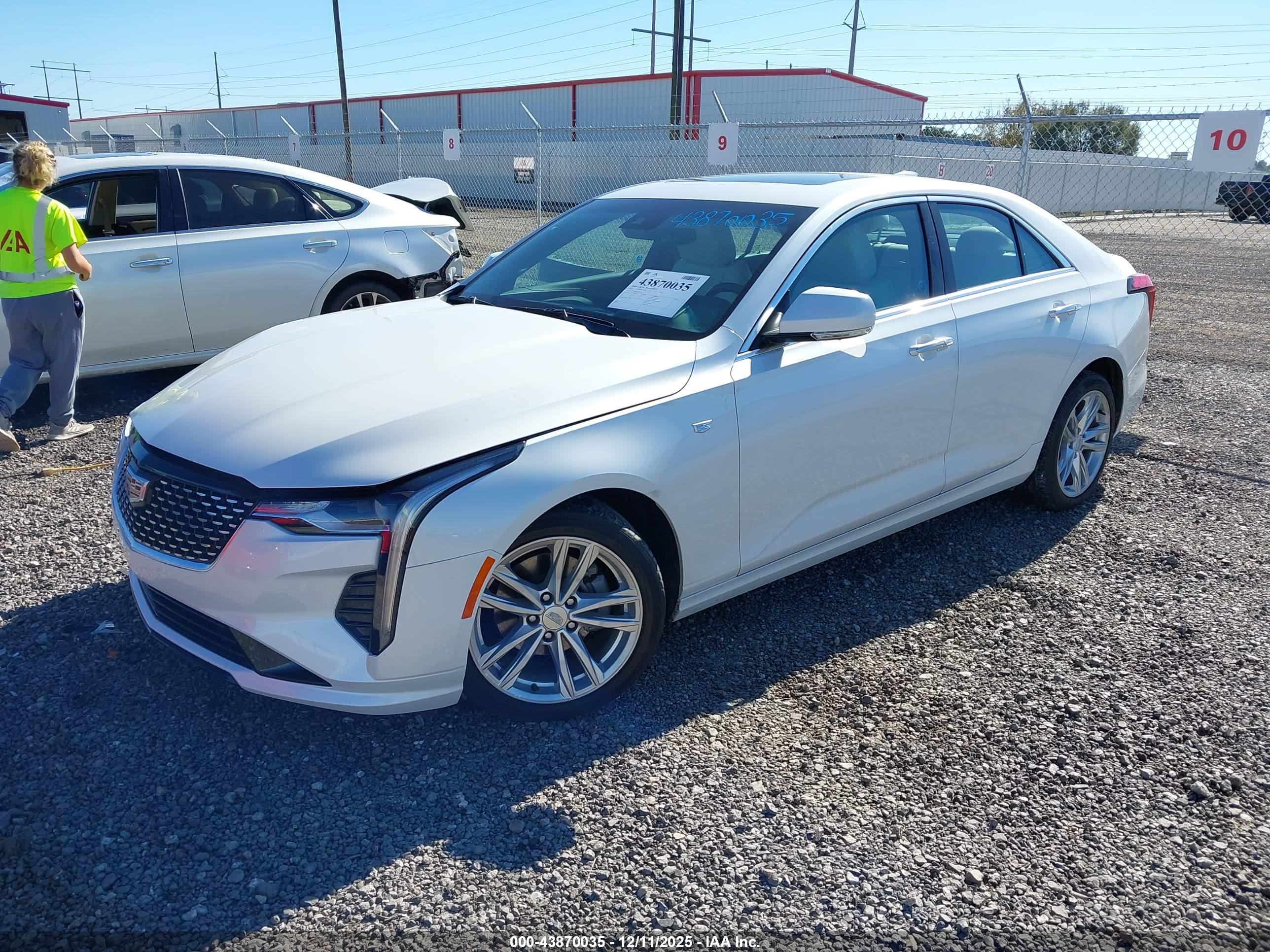 CADILLAC CT4 image 2