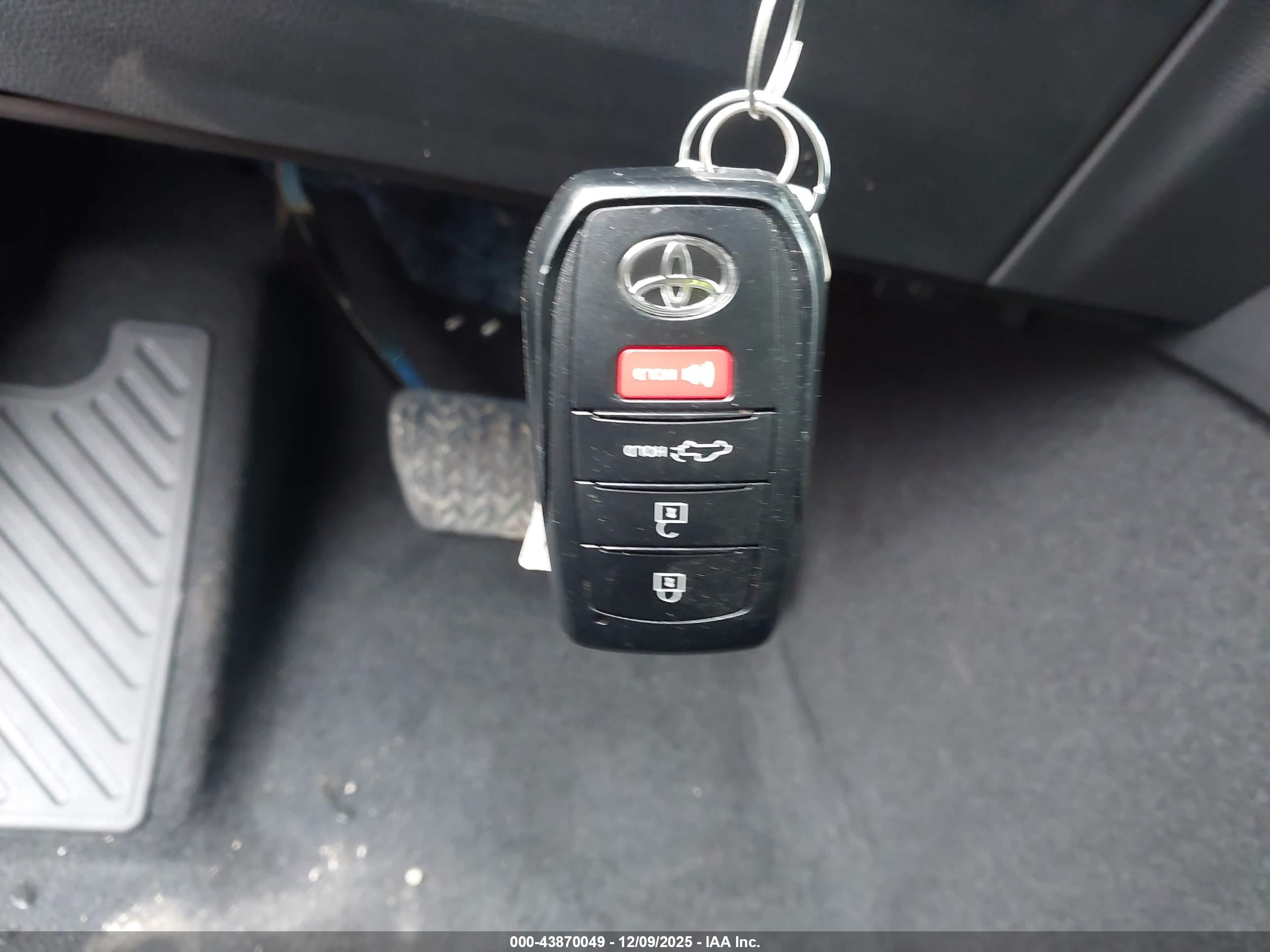 TOYOTA TUNDRA image 11