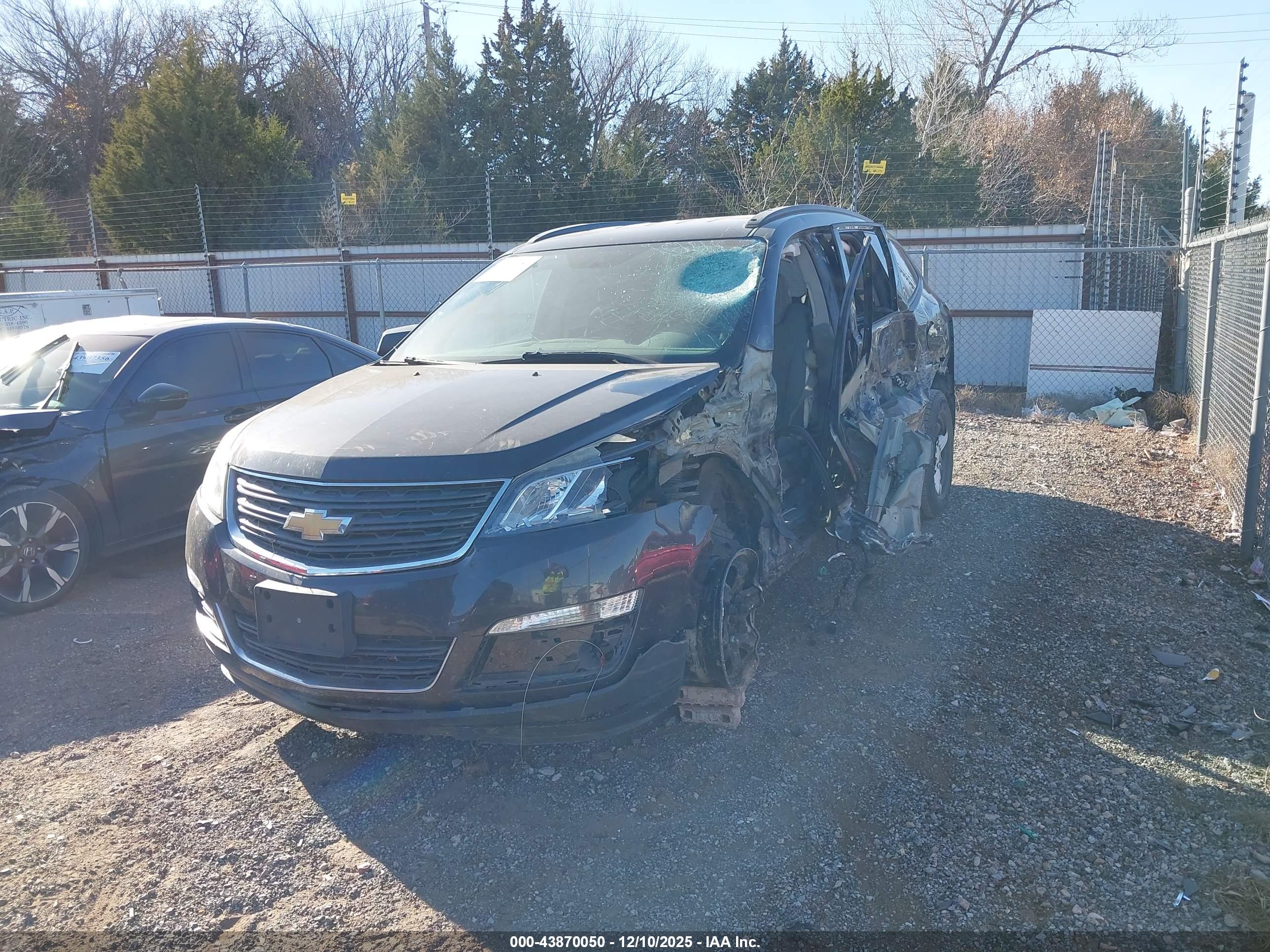 CHEVROLET TRAVERSE image 2