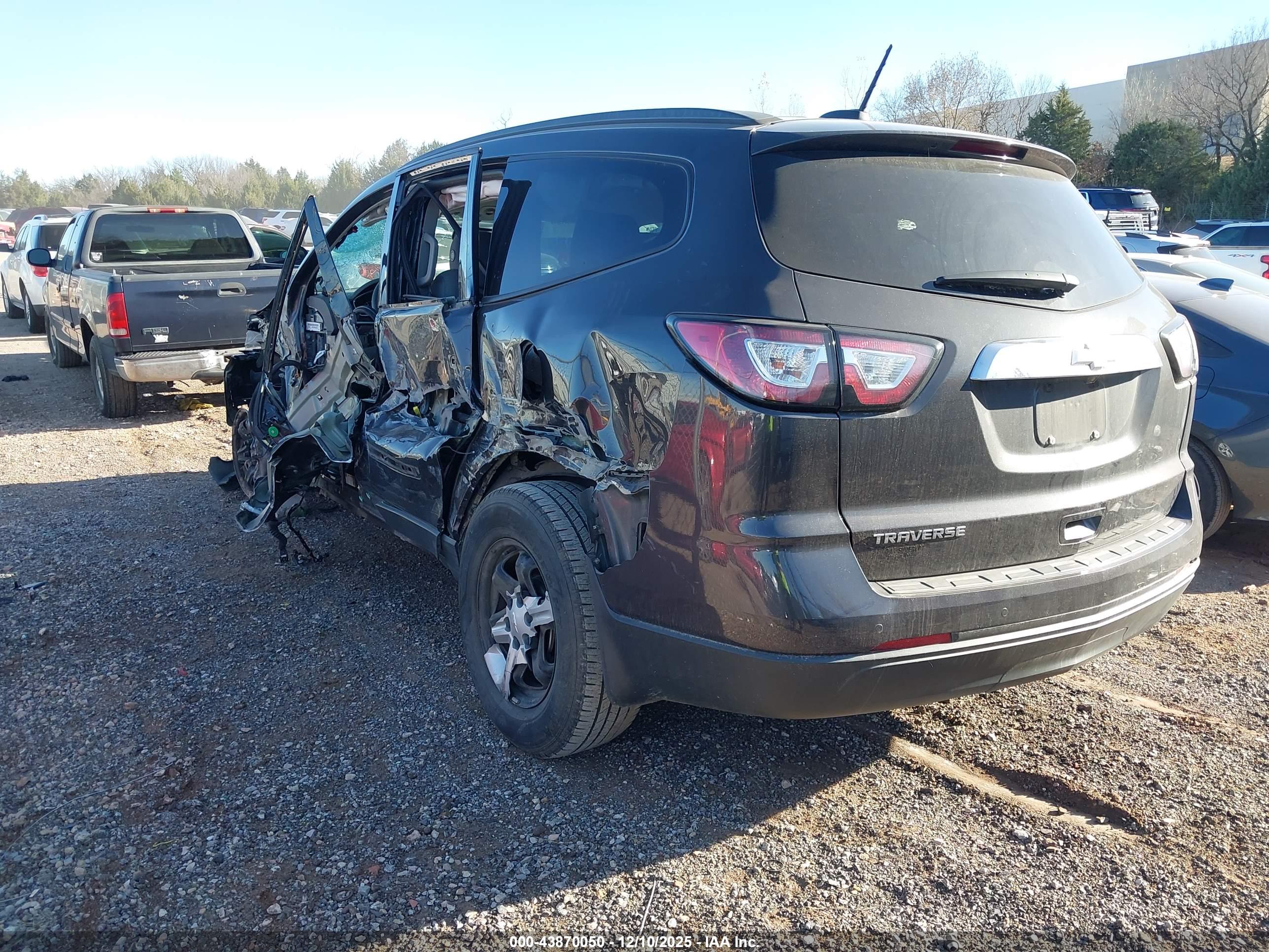 CHEVROLET TRAVERSE image 3