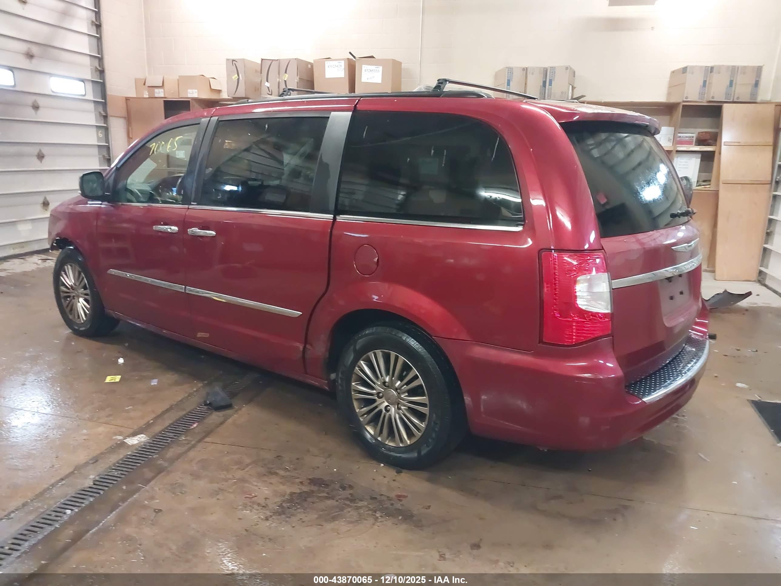 CHRYSLER TOWN image 3