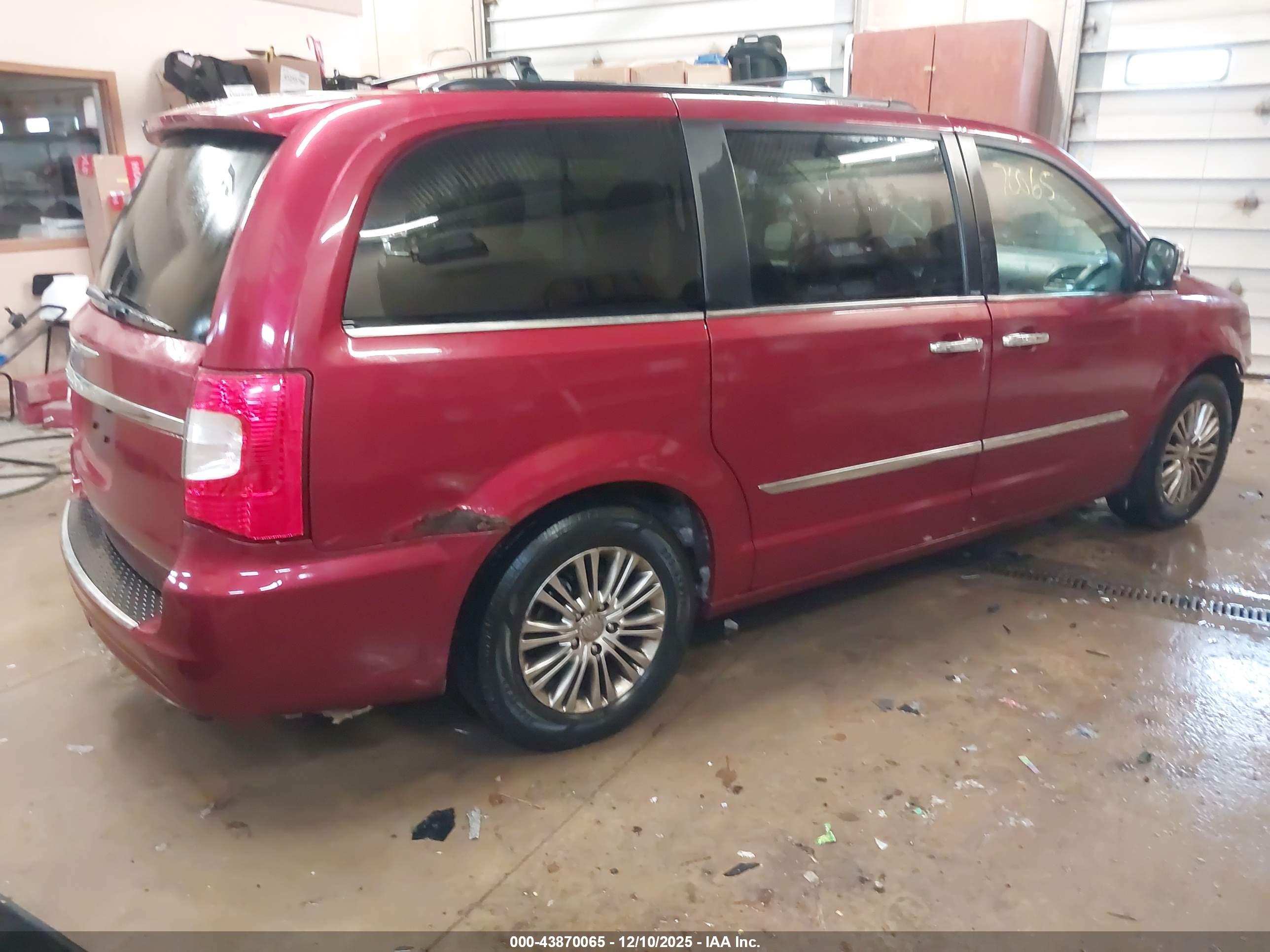 CHRYSLER TOWN image 4