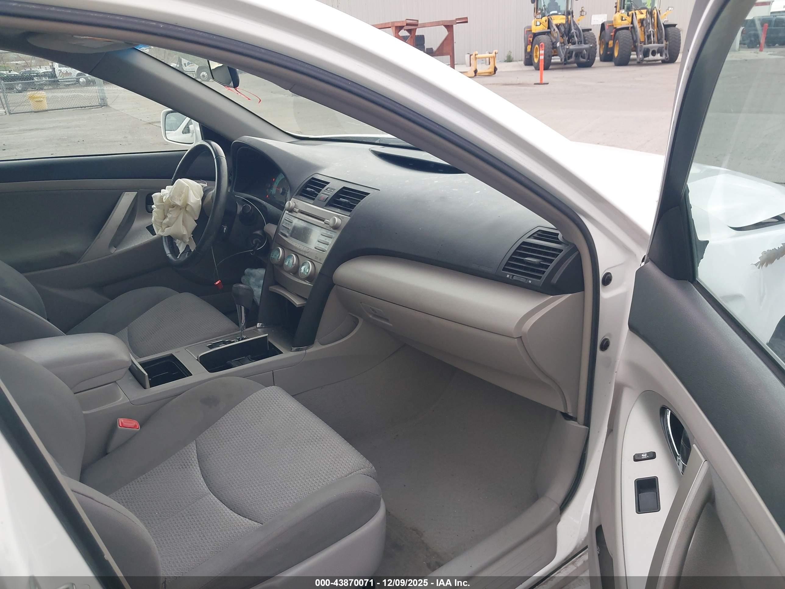 TOYOTA CAMRY image 5
