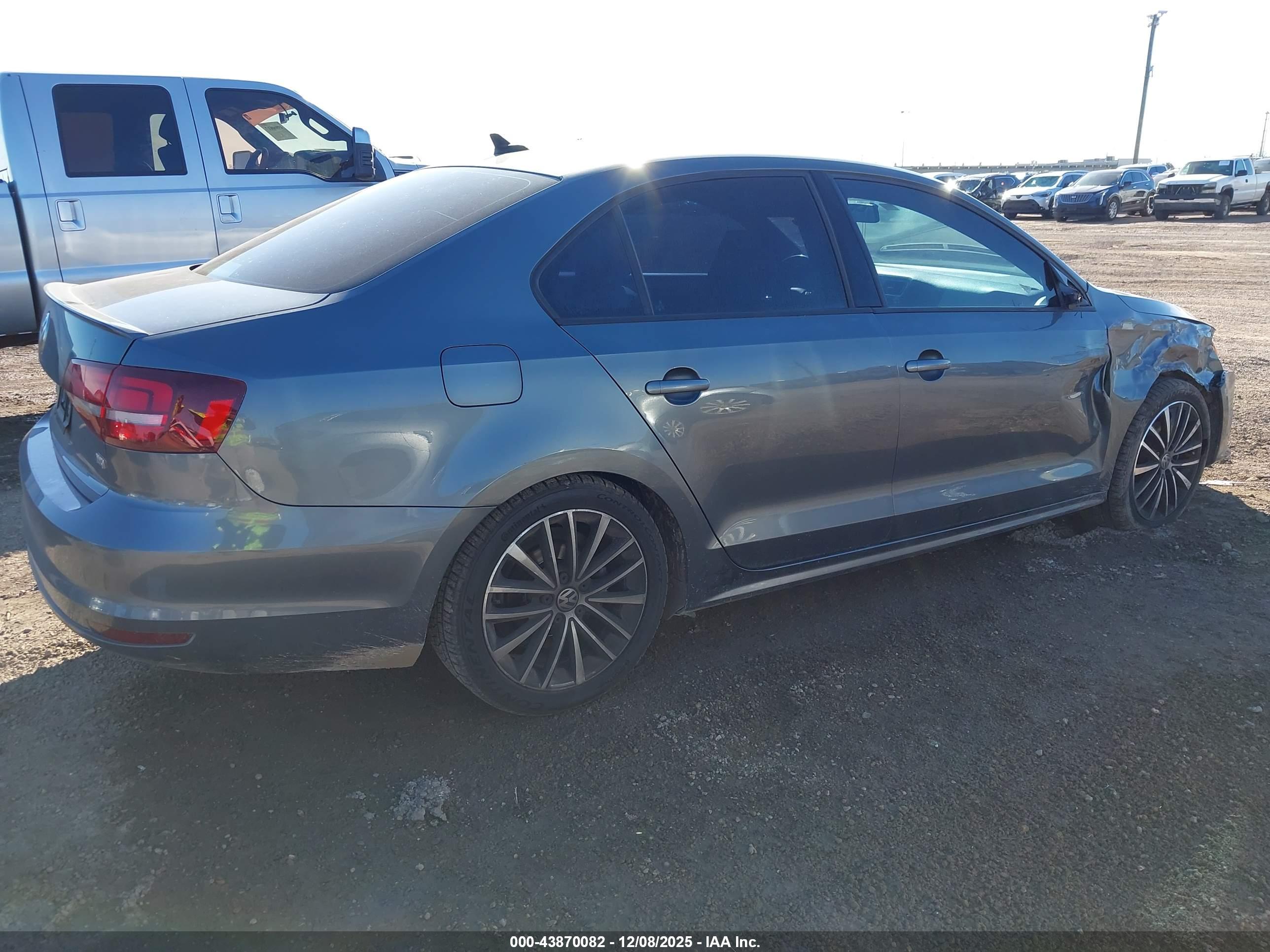 VOLKSWAGEN JETTA image 4