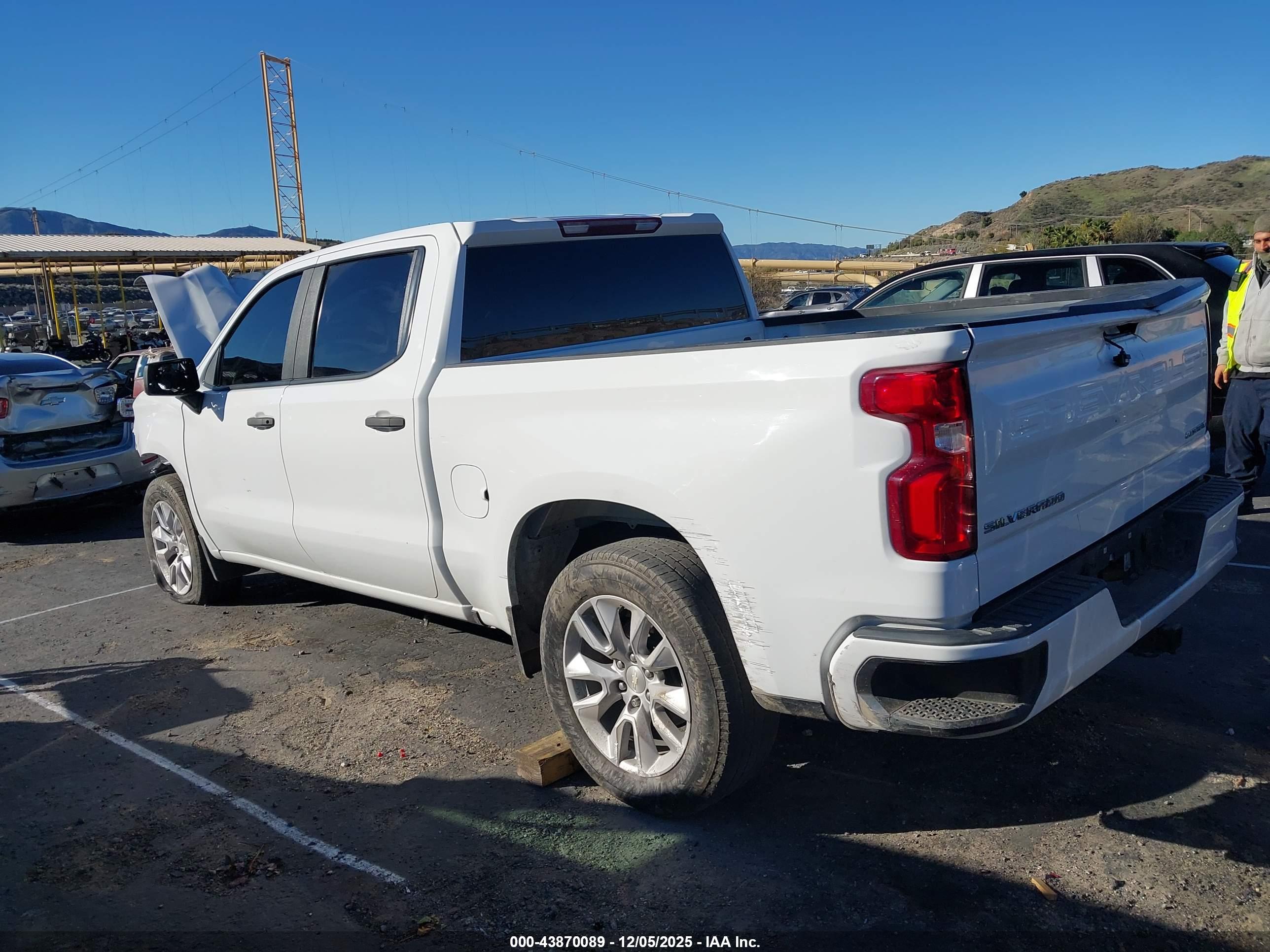 CHEVROLET SILVERADO image 3