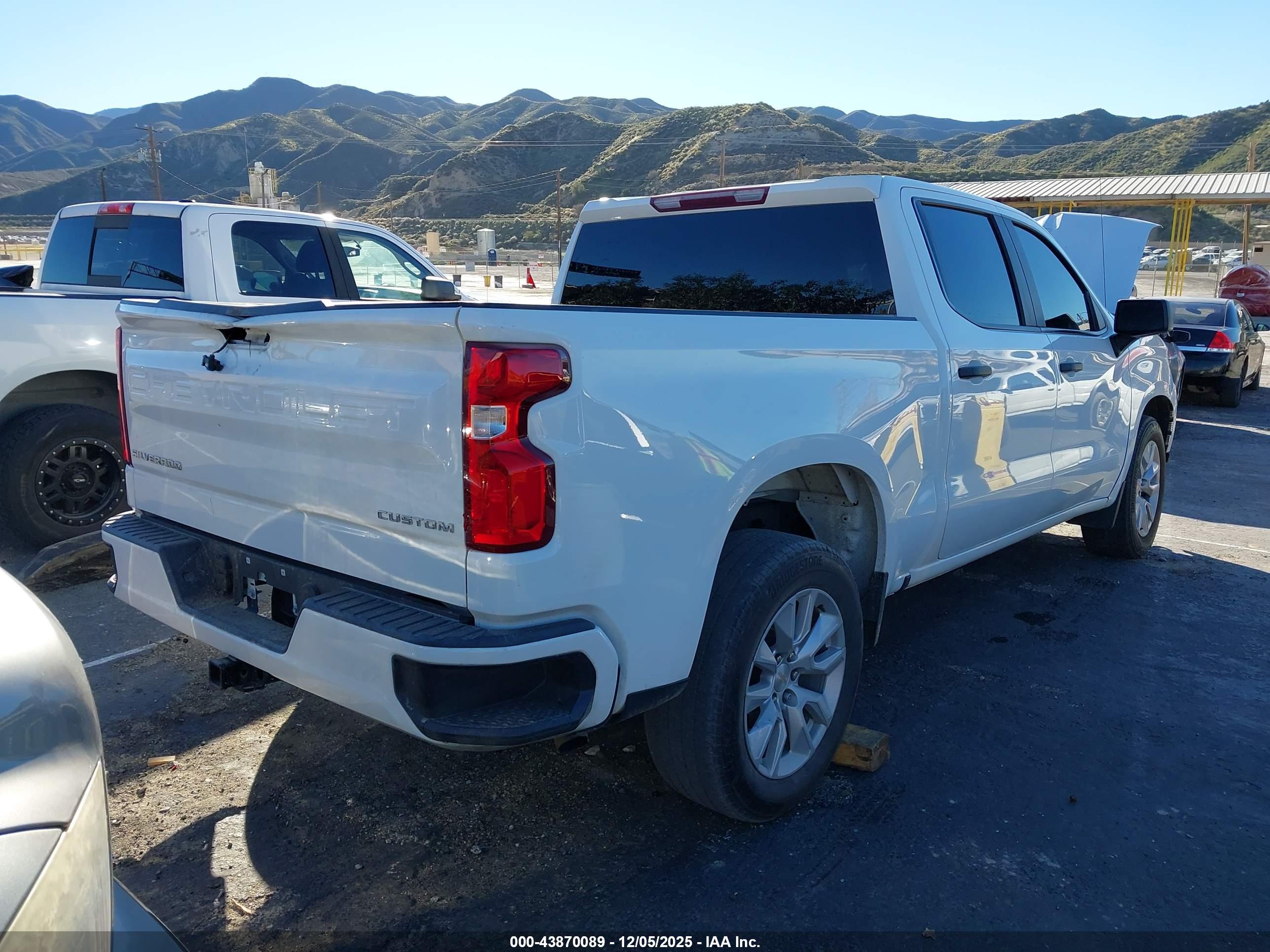 CHEVROLET SILVERADO image 4