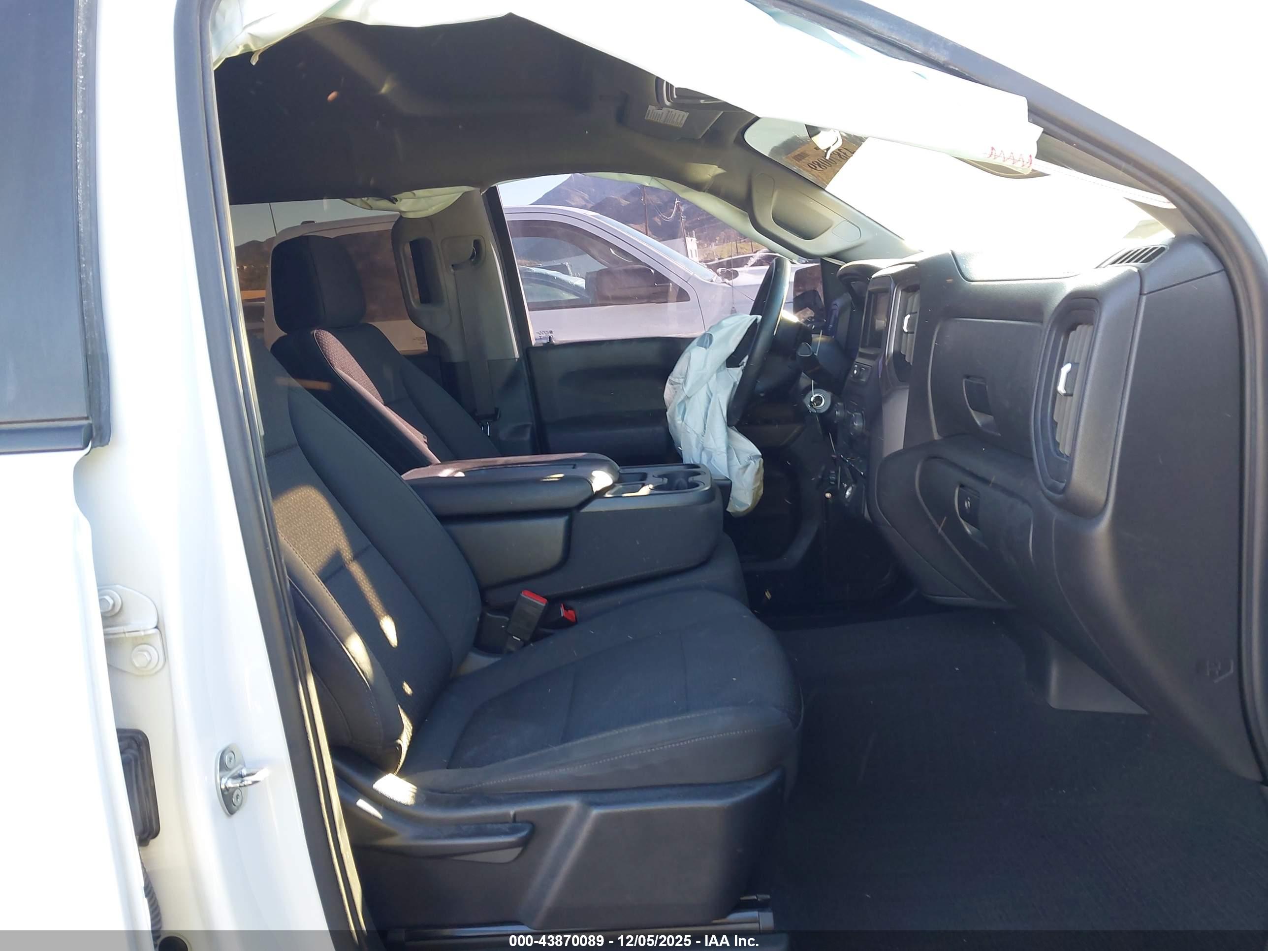 CHEVROLET SILVERADO image 5