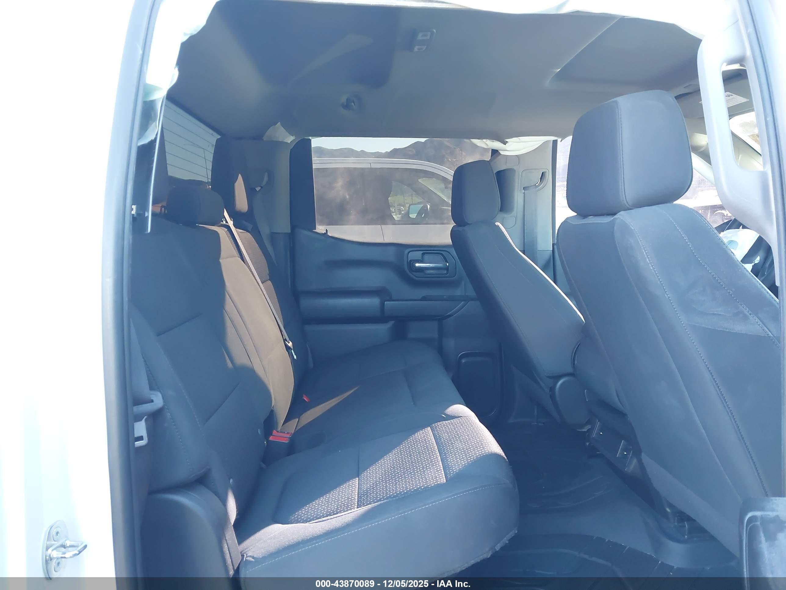 CHEVROLET SILVERADO image 8