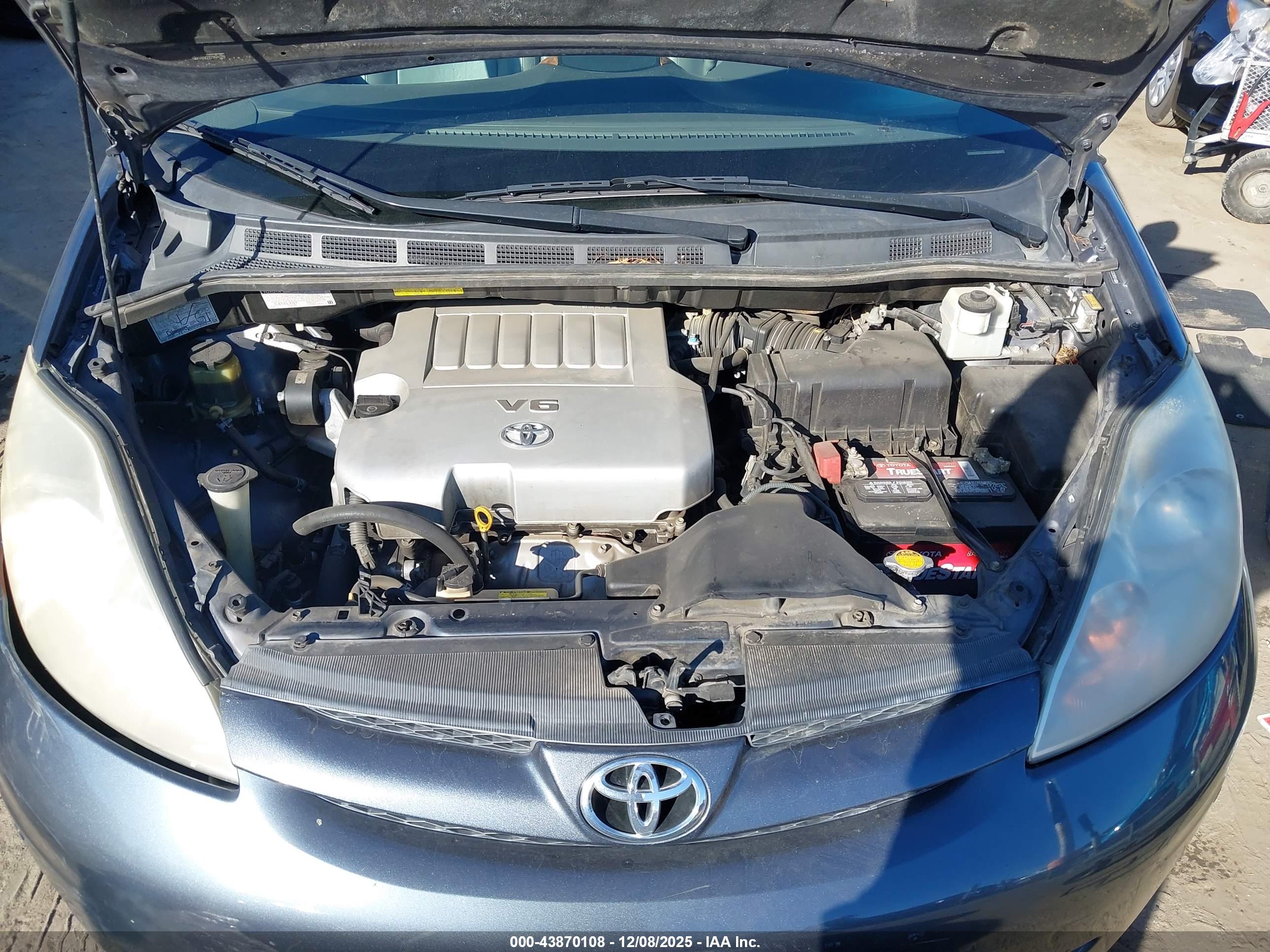 TOYOTA SIENNA image 10