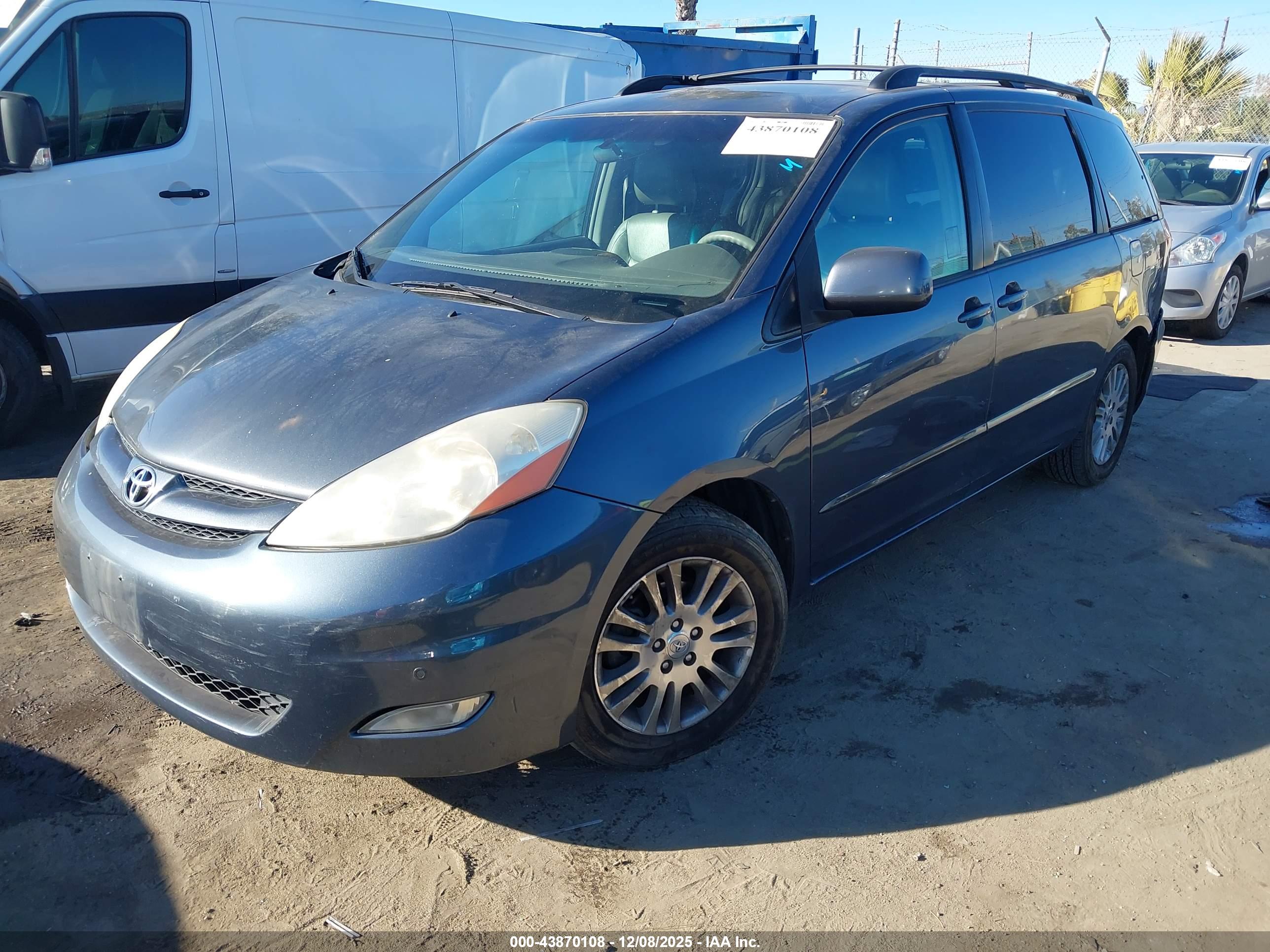 TOYOTA SIENNA image 2
