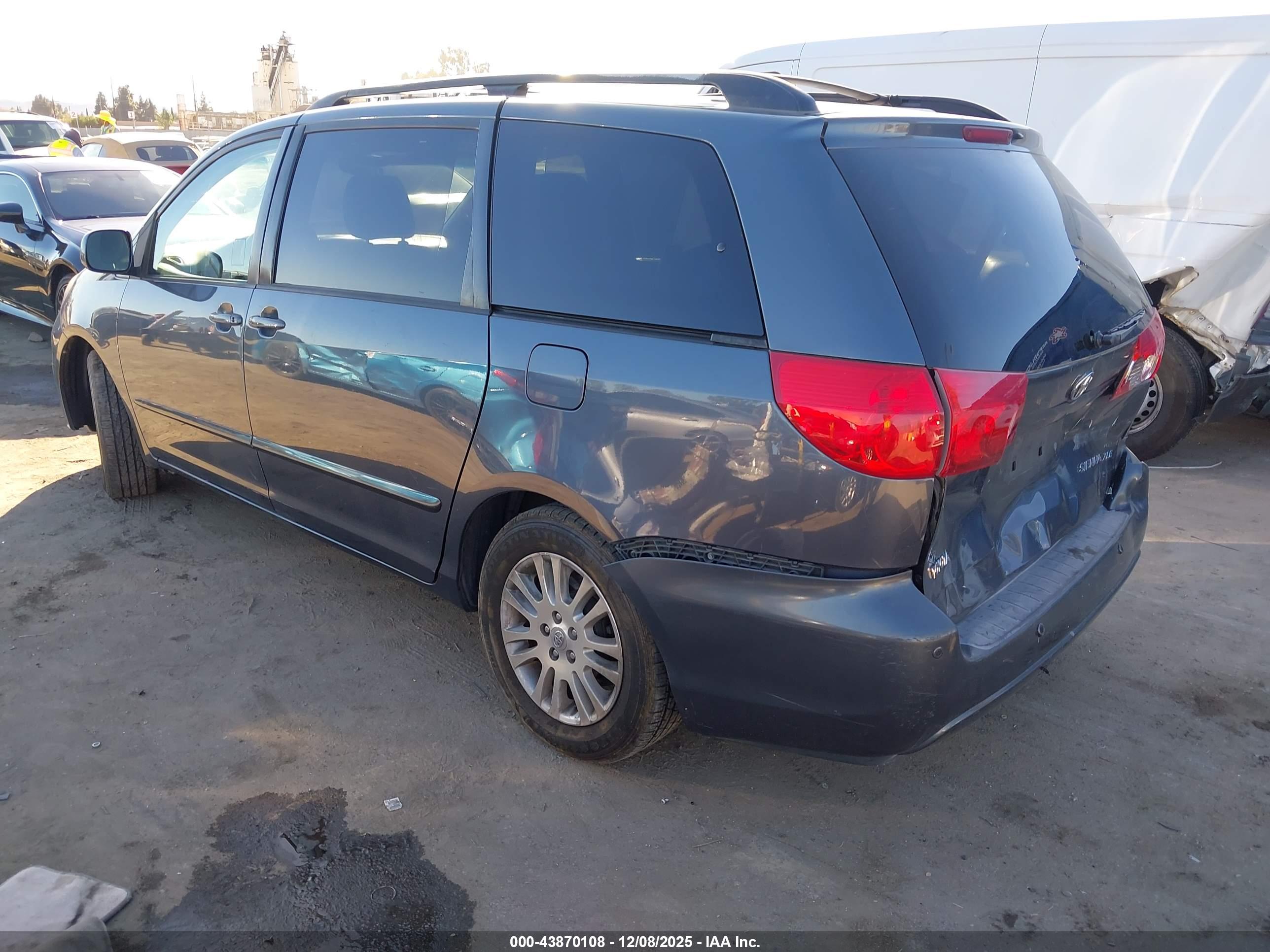 TOYOTA SIENNA image 3