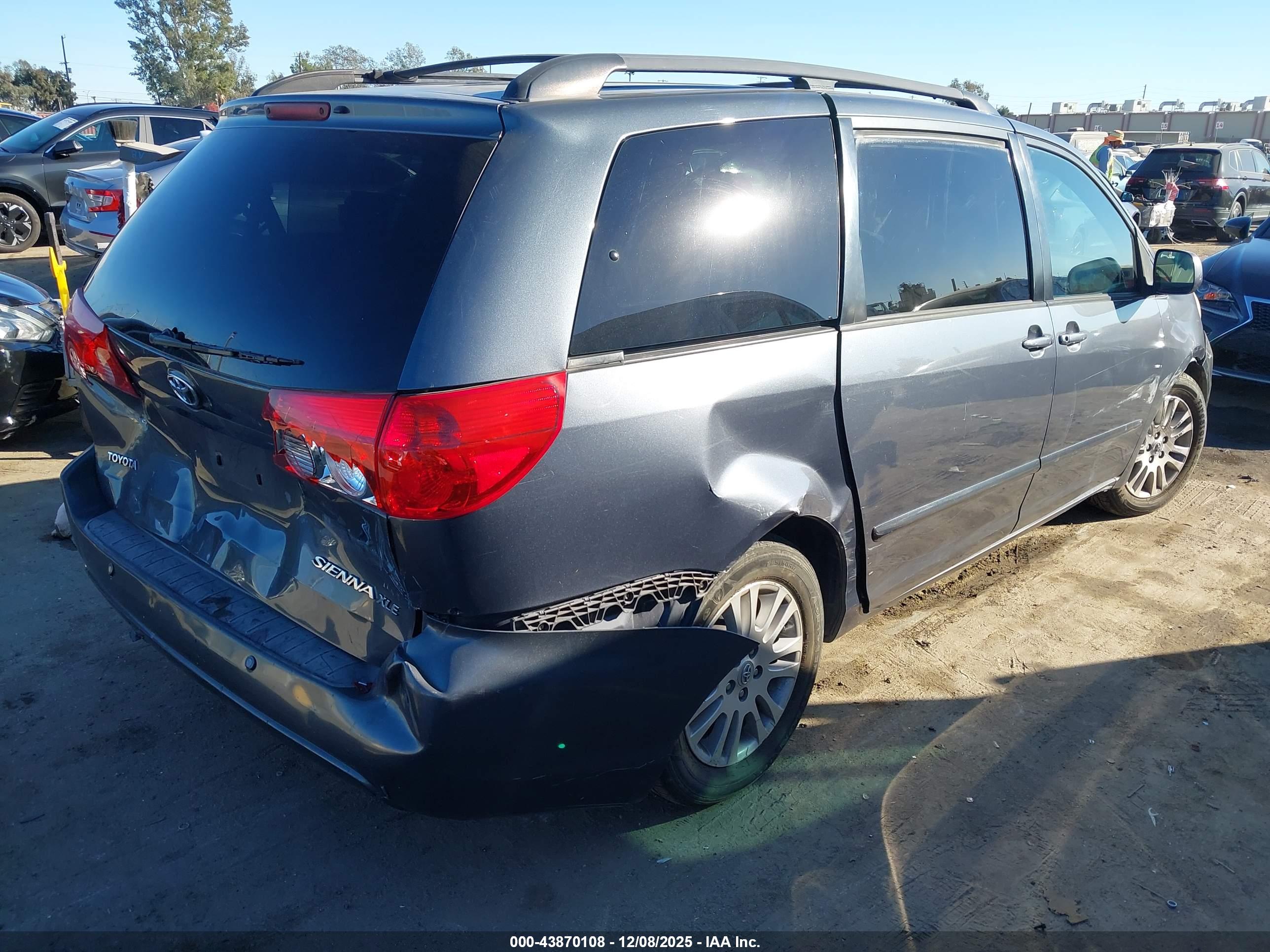 TOYOTA SIENNA image 4