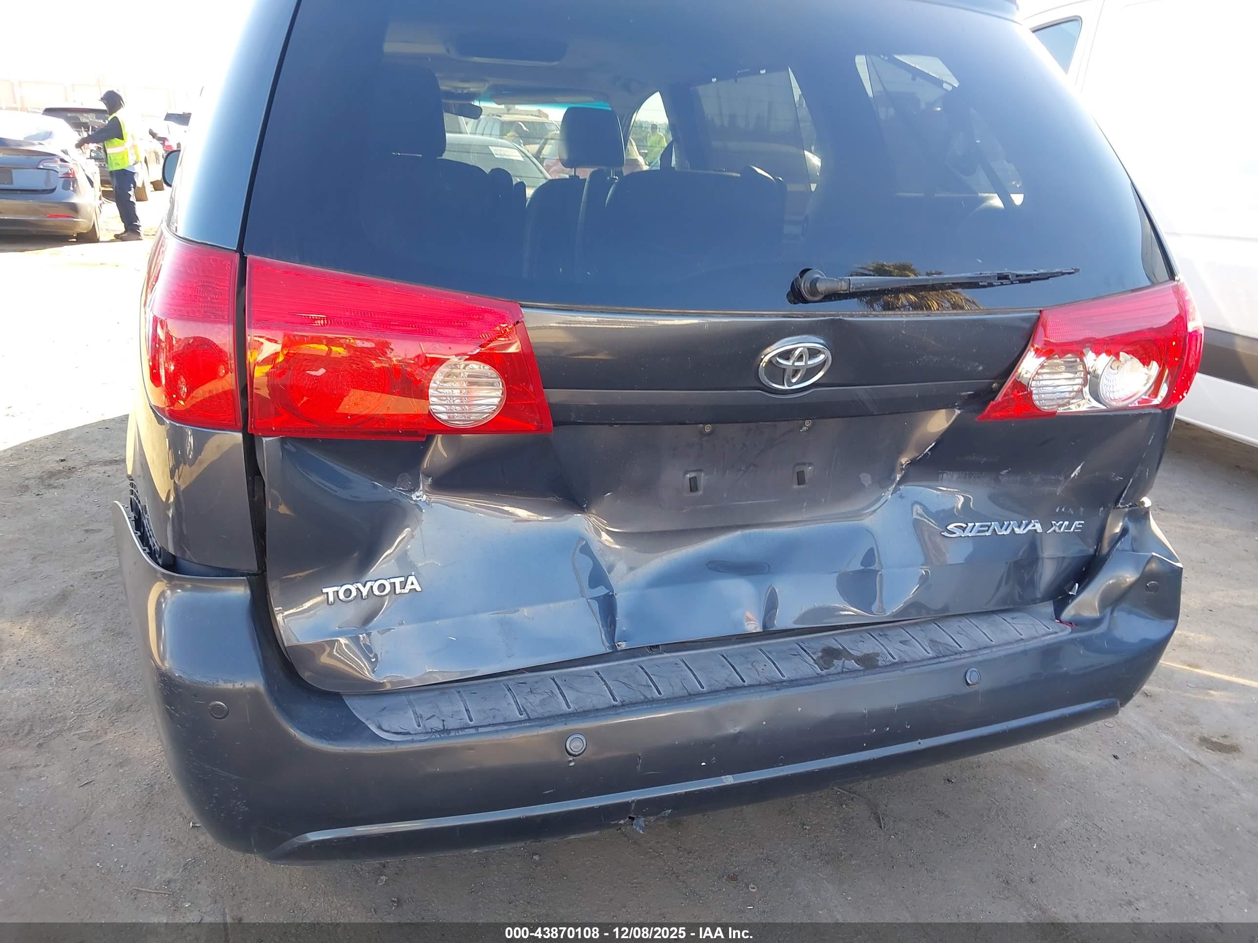 TOYOTA SIENNA image 6