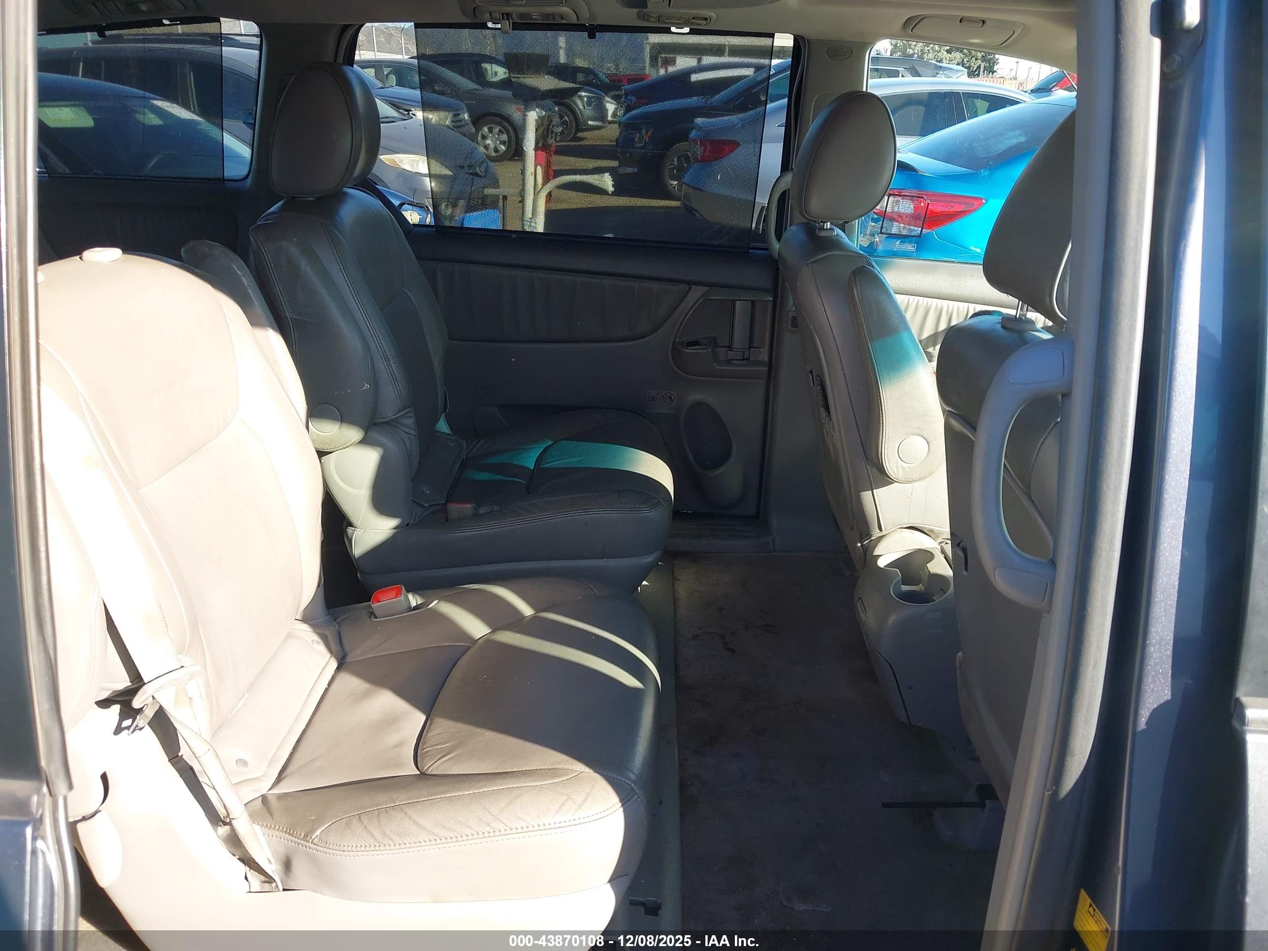 TOYOTA SIENNA image 8