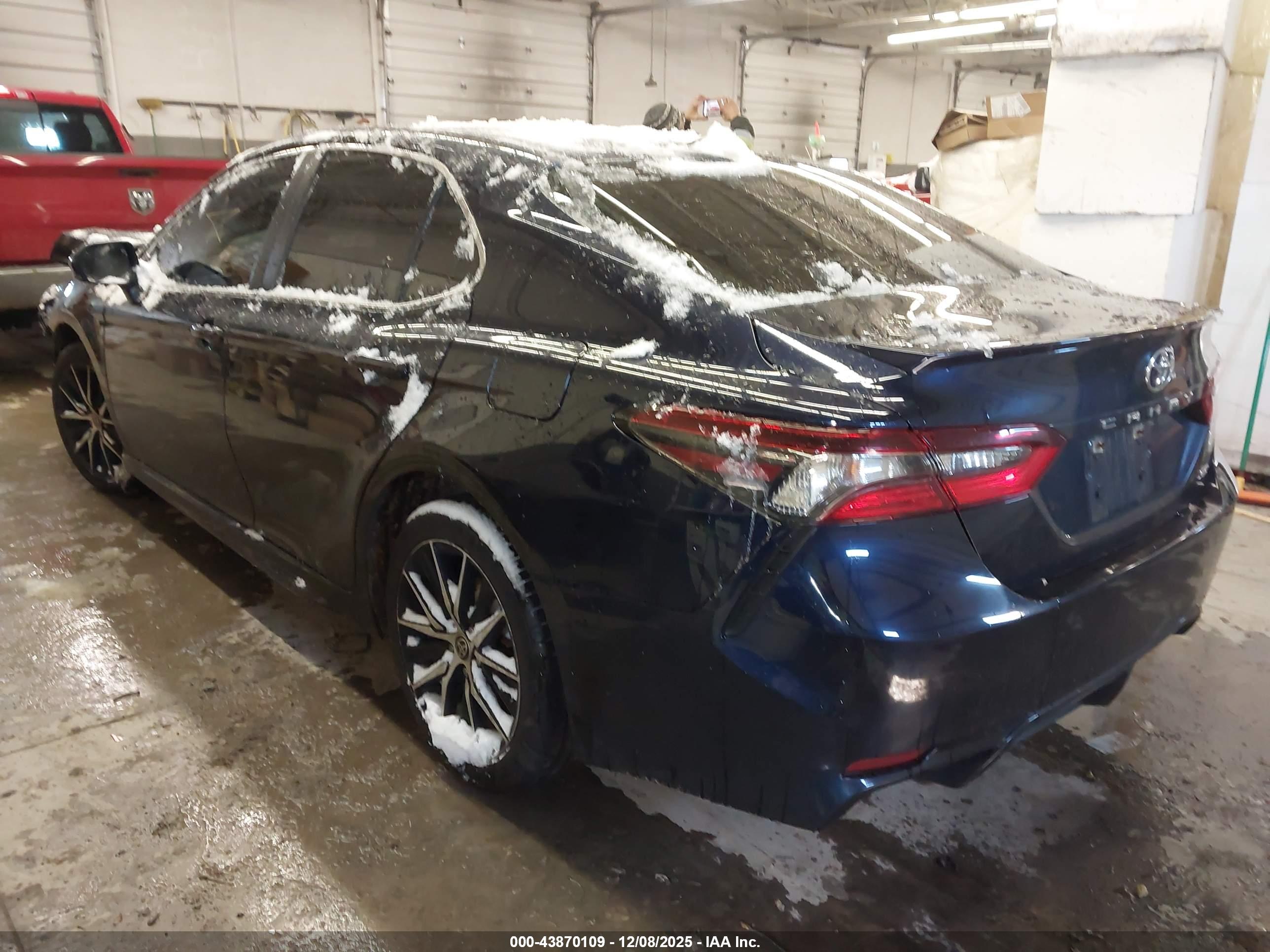TOYOTA CAMRY image 3