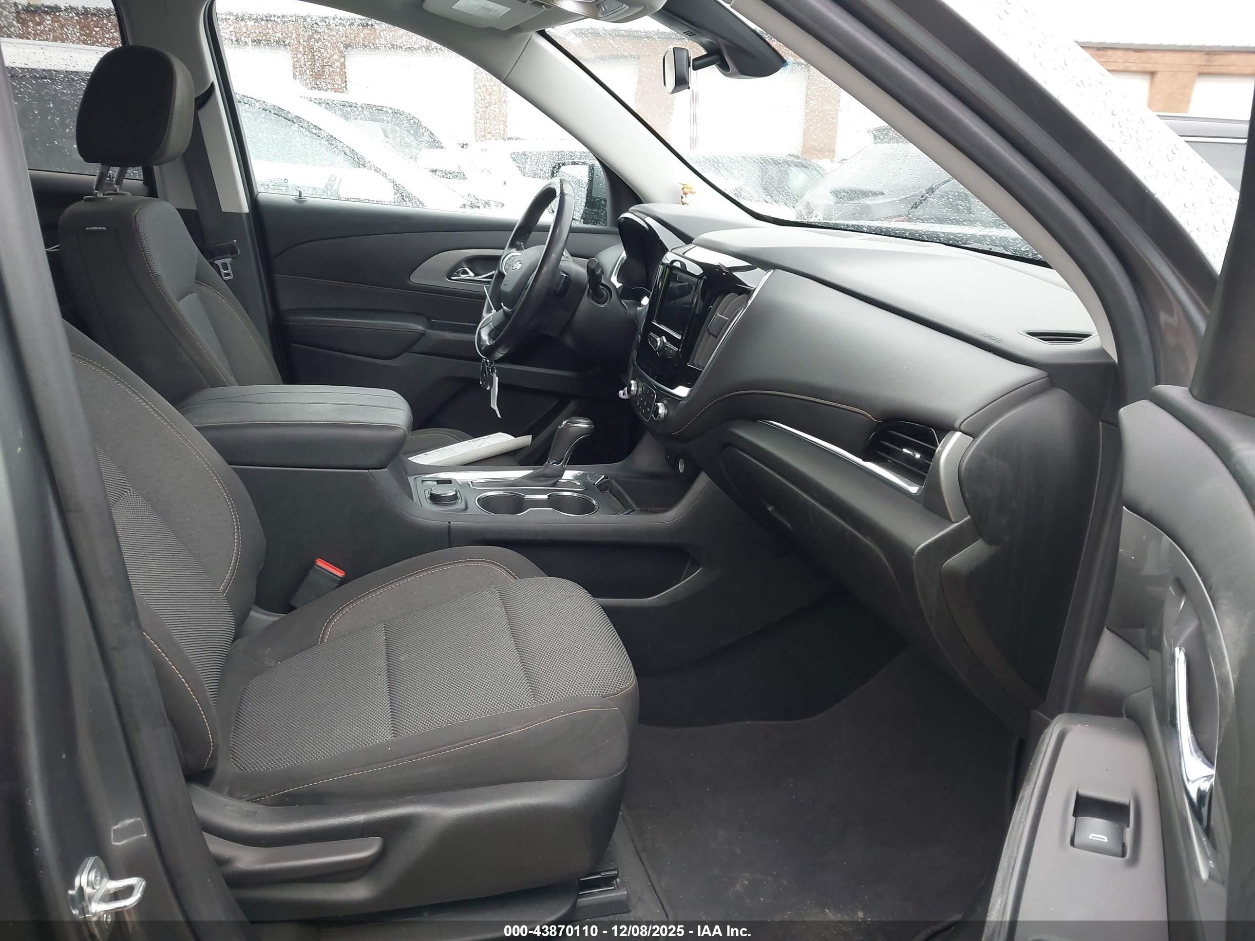 CHEVROLET TRAVERSE image 5