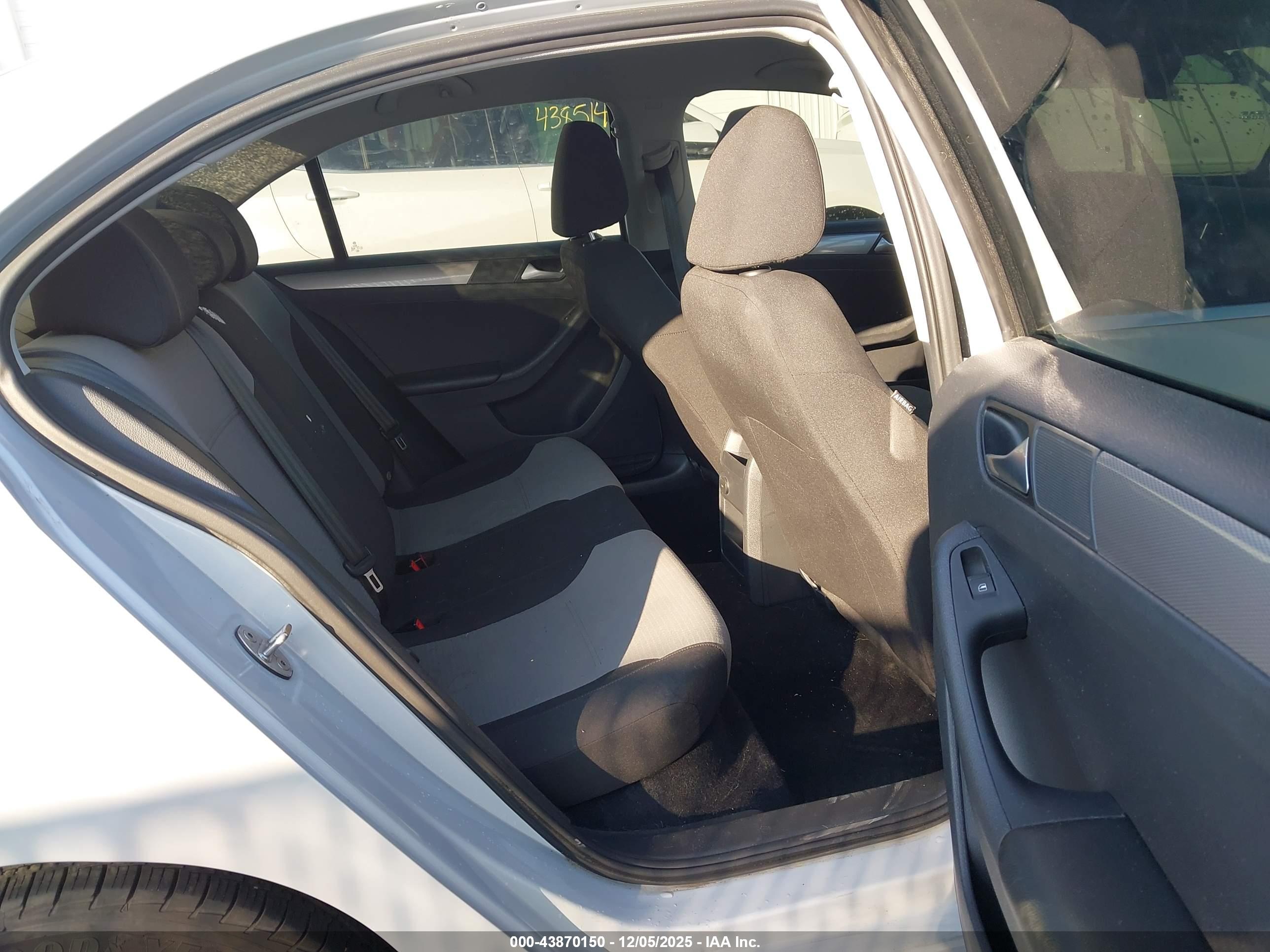 VOLKSWAGEN JETTA image 8