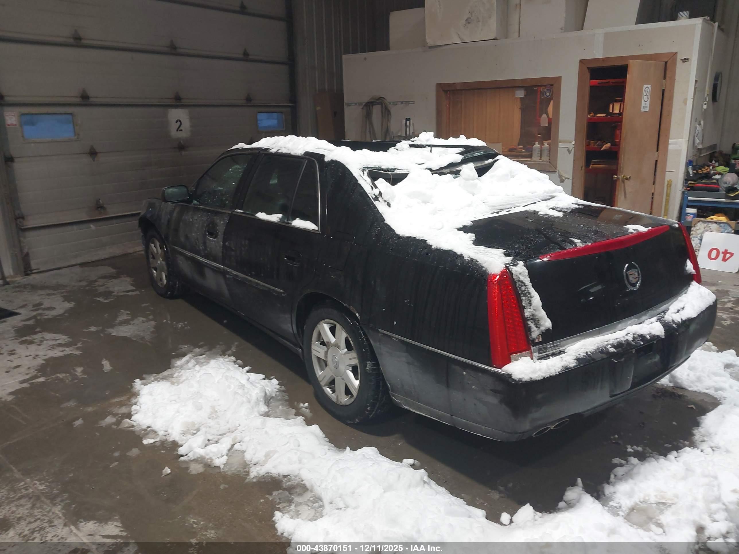 CADILLAC DTS image 3