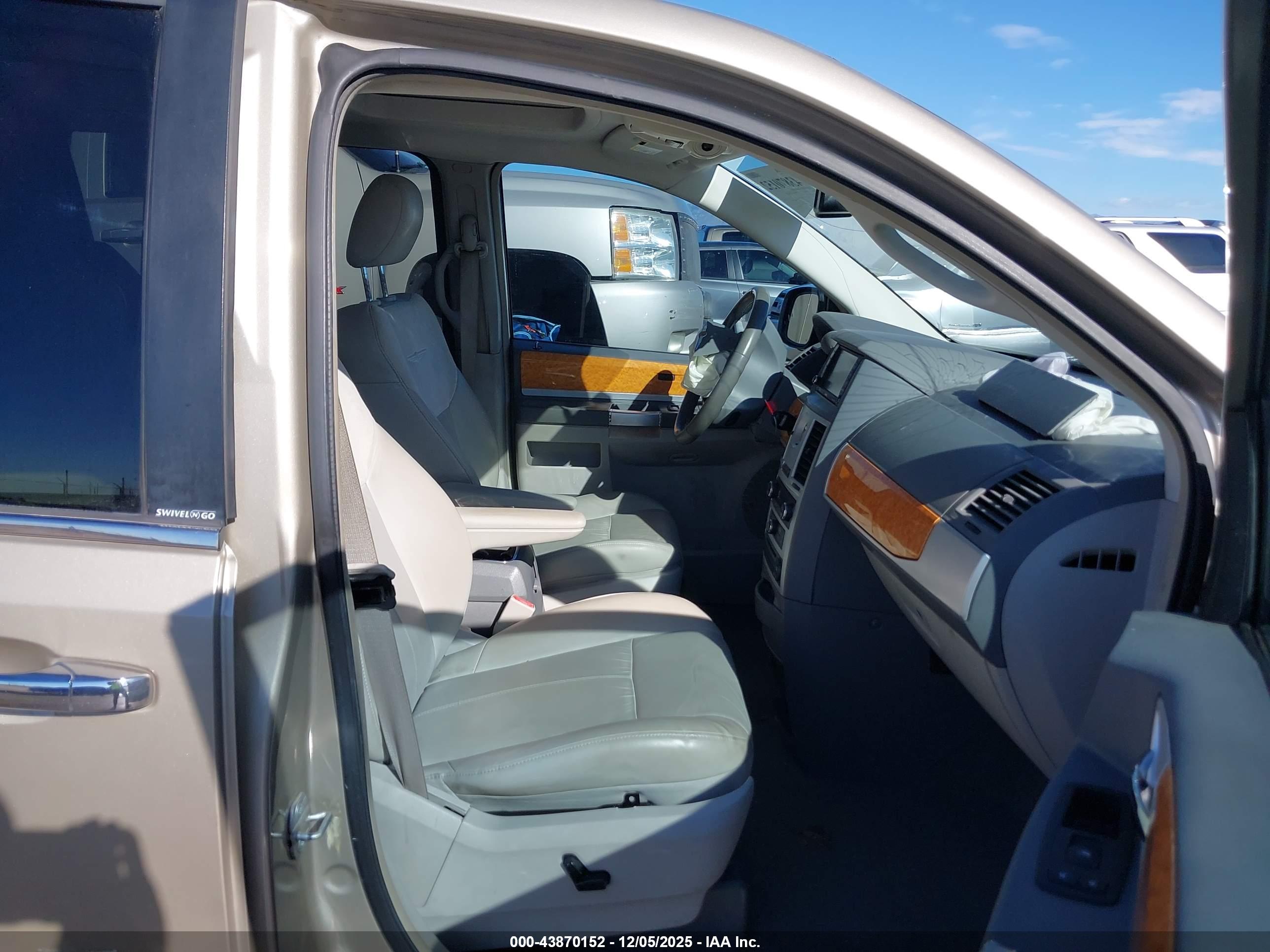 CHRYSLER TOWN image 5