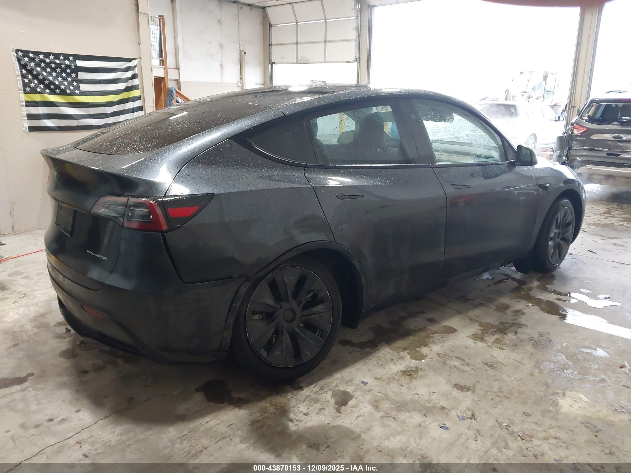 TESLA MODEL image 4