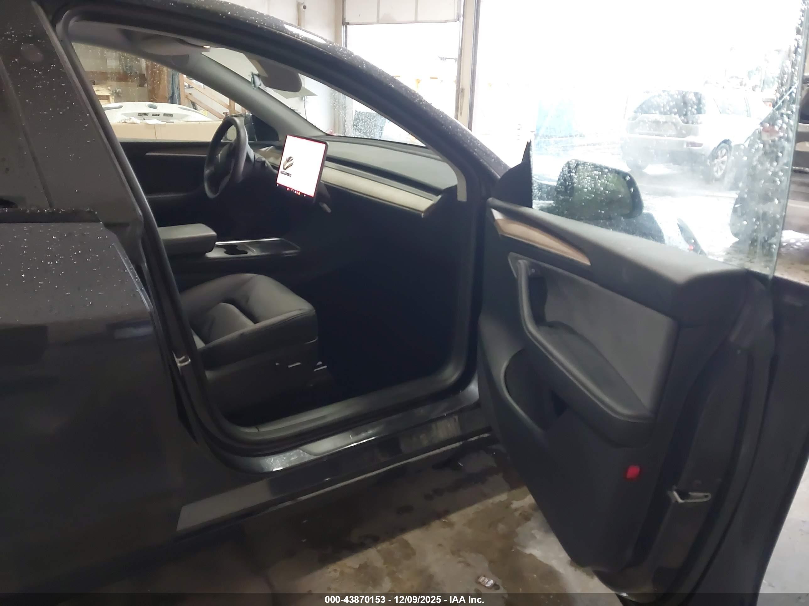 TESLA MODEL image 5
