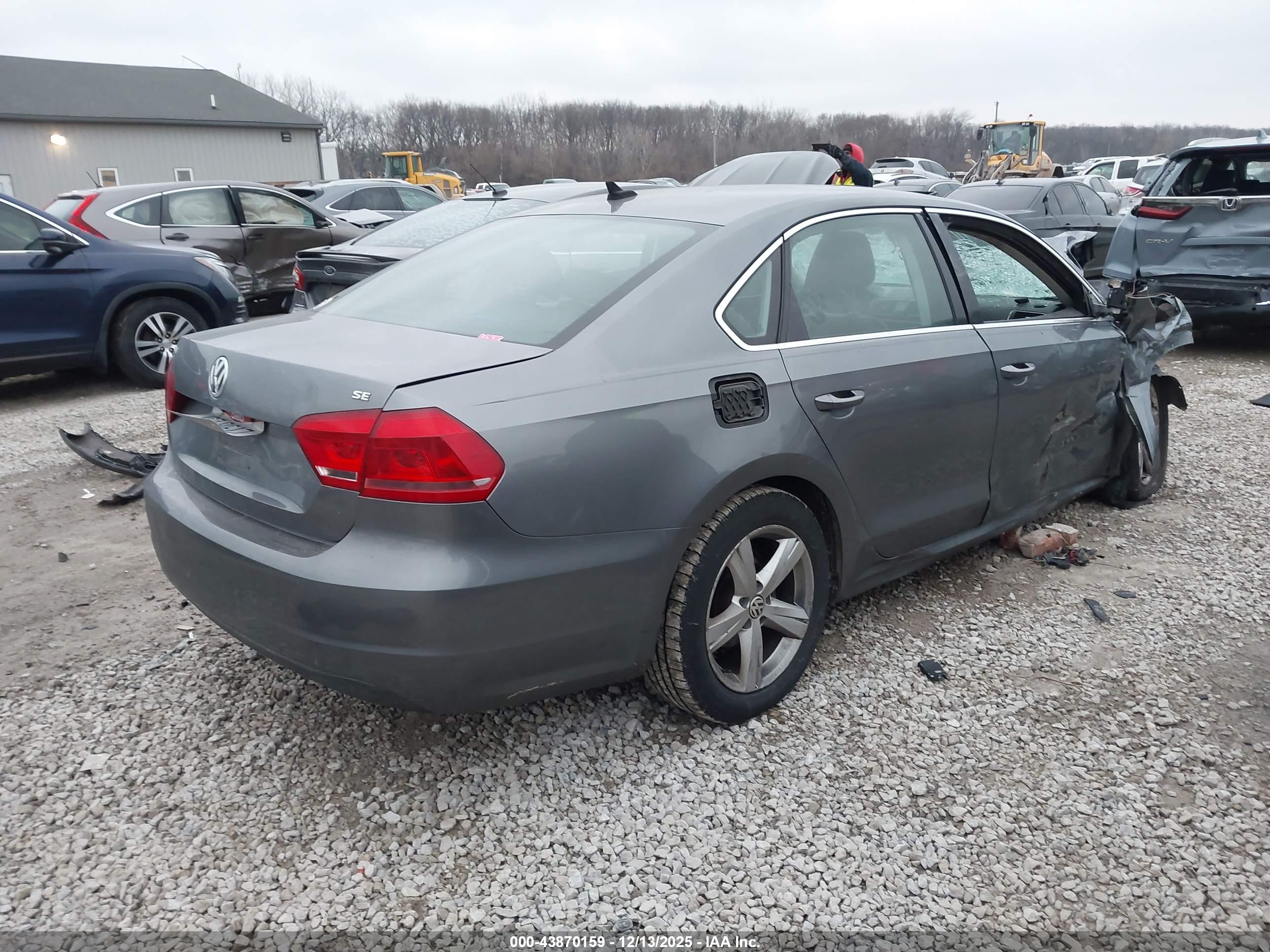 VOLKSWAGEN PASSAT image 4