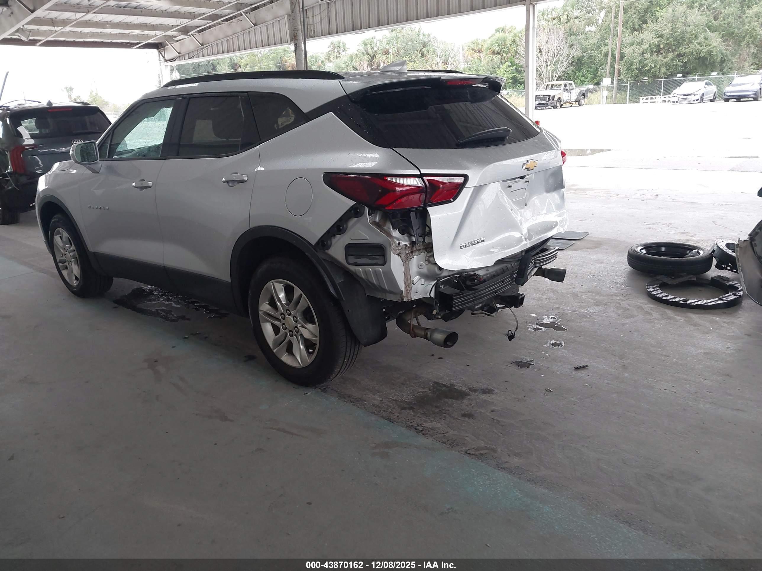 CHEVROLET BLAZER image 3