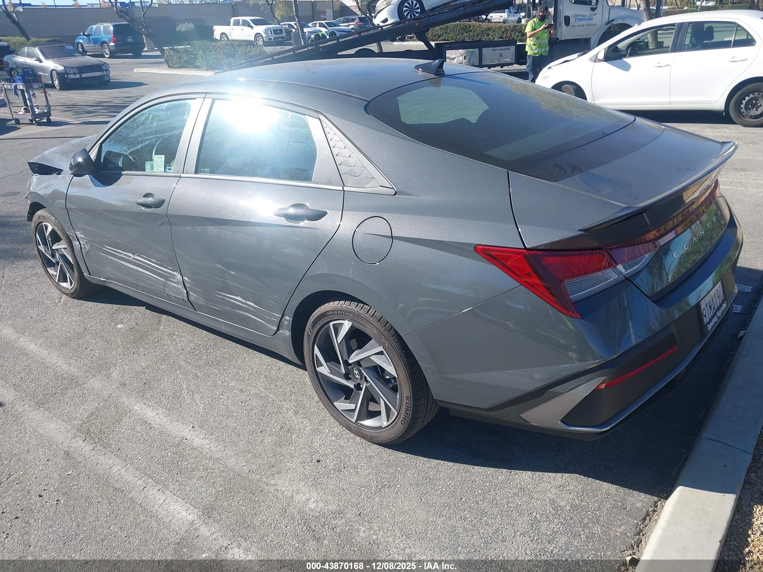 HYUNDAI ELANTRA image 3
