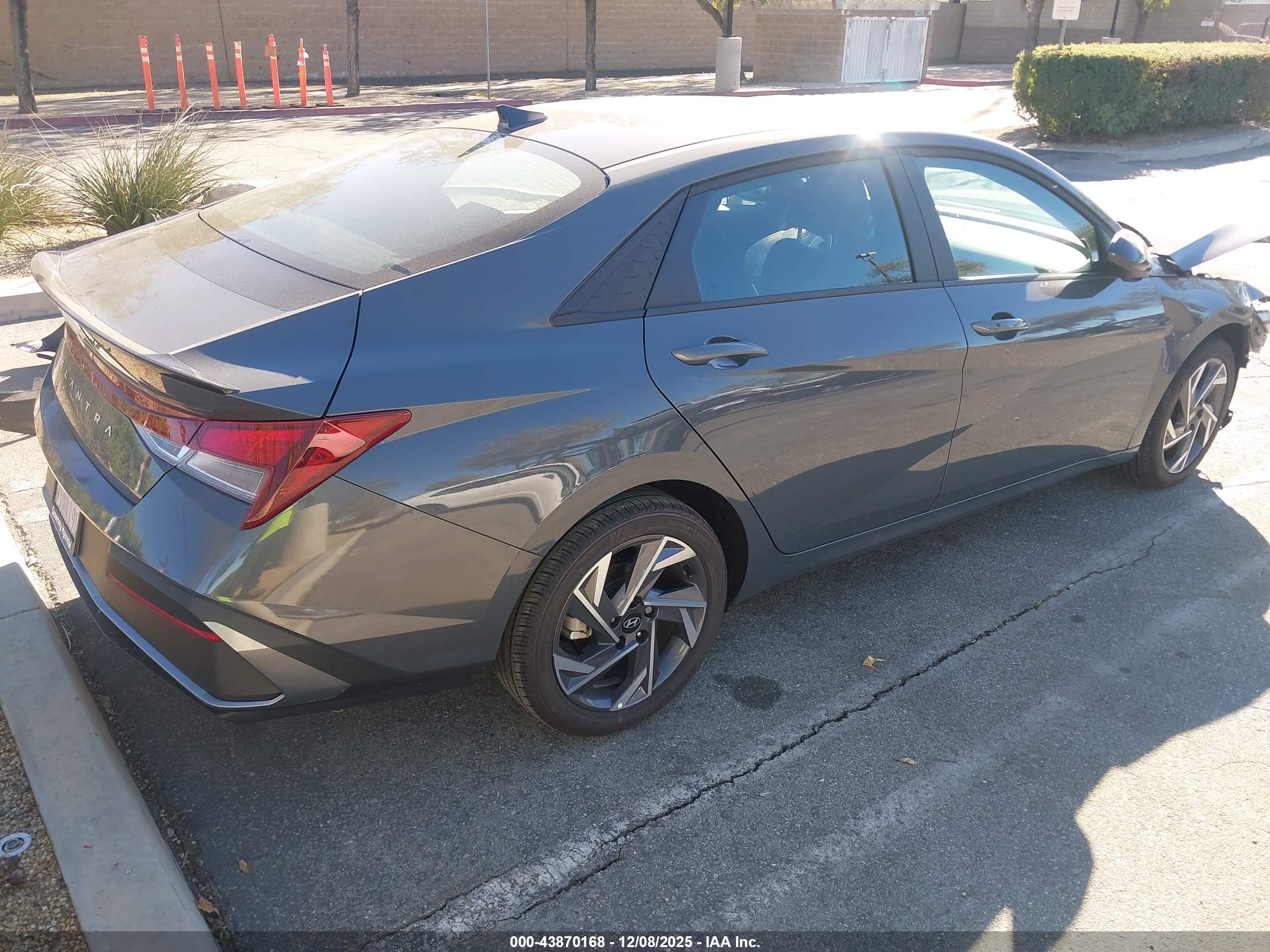 HYUNDAI ELANTRA image 4