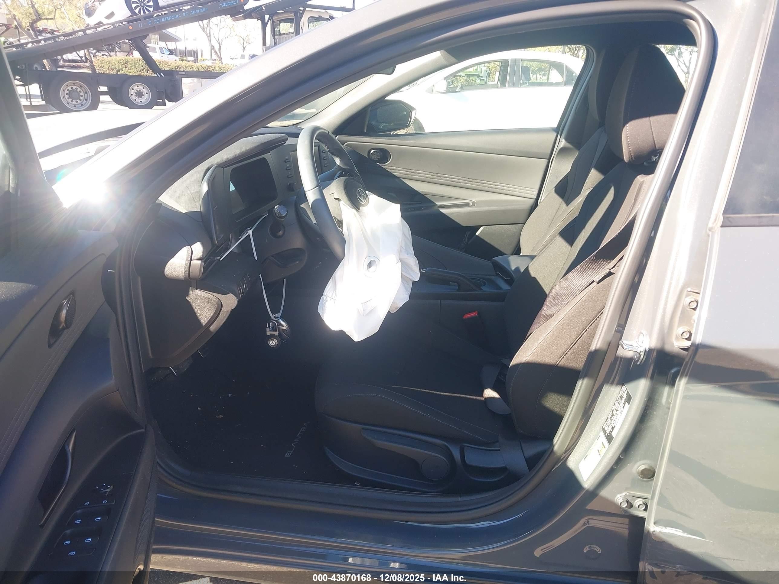HYUNDAI ELANTRA image 5