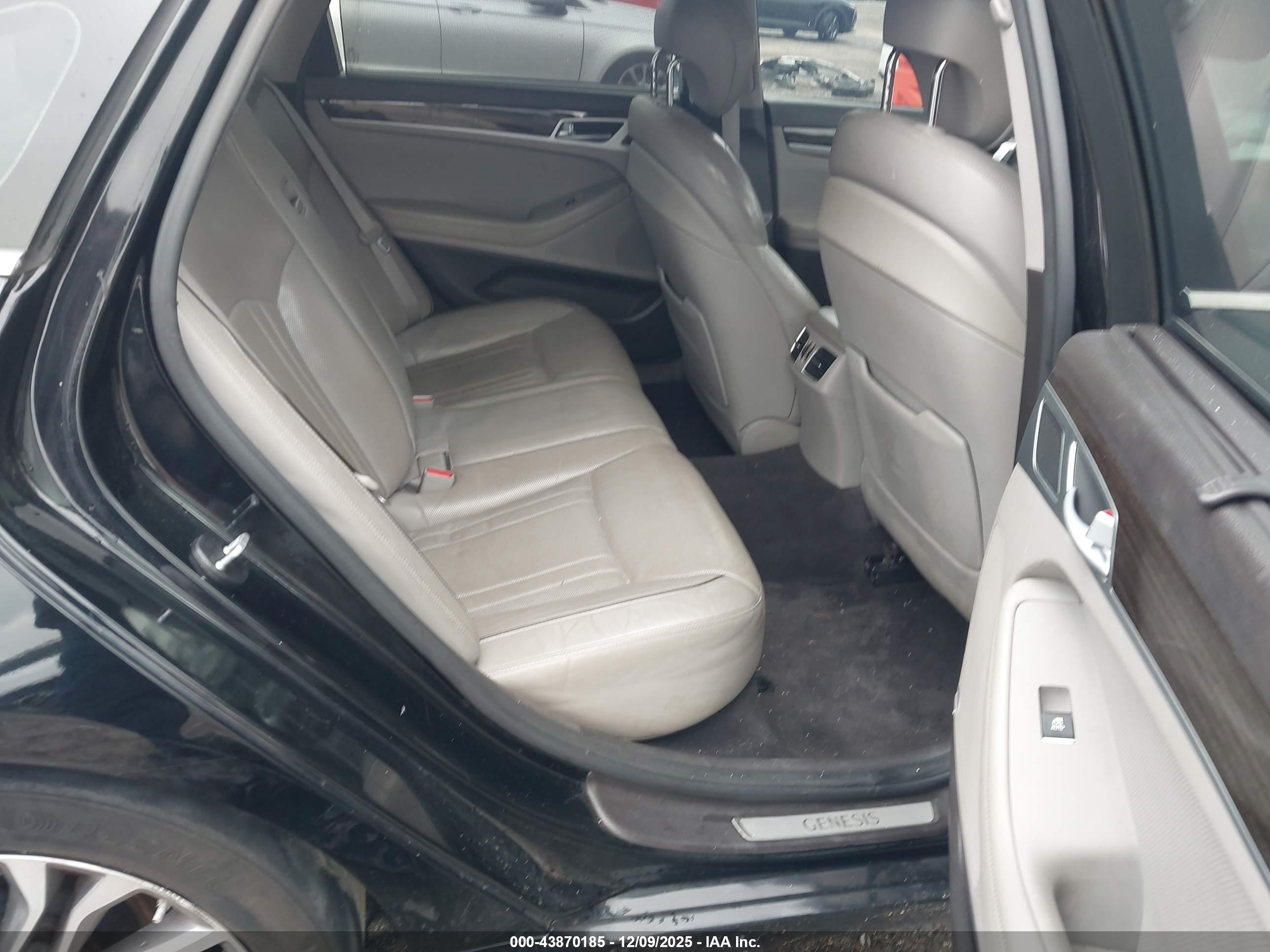 HYUNDAI GENESIS image 8