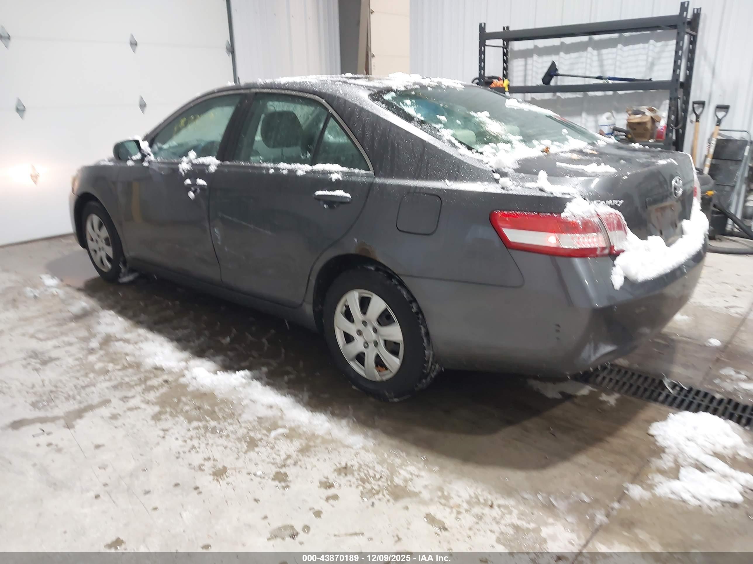 TOYOTA CAMRY image 3