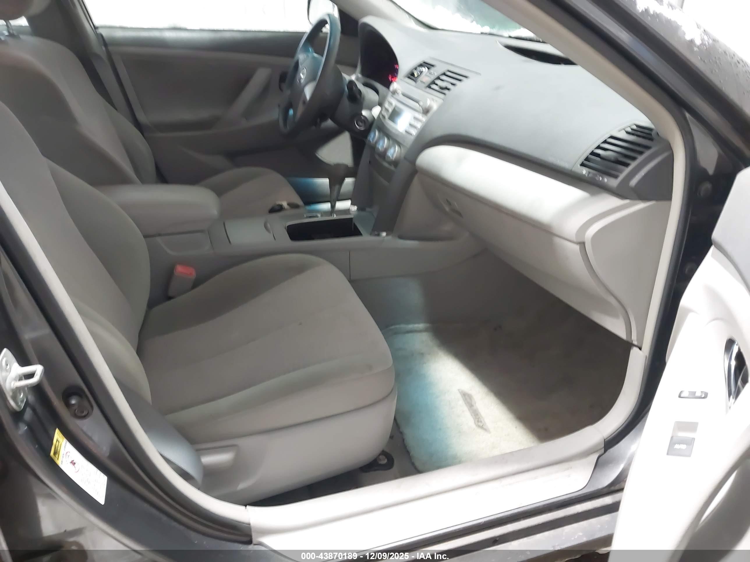 TOYOTA CAMRY image 5