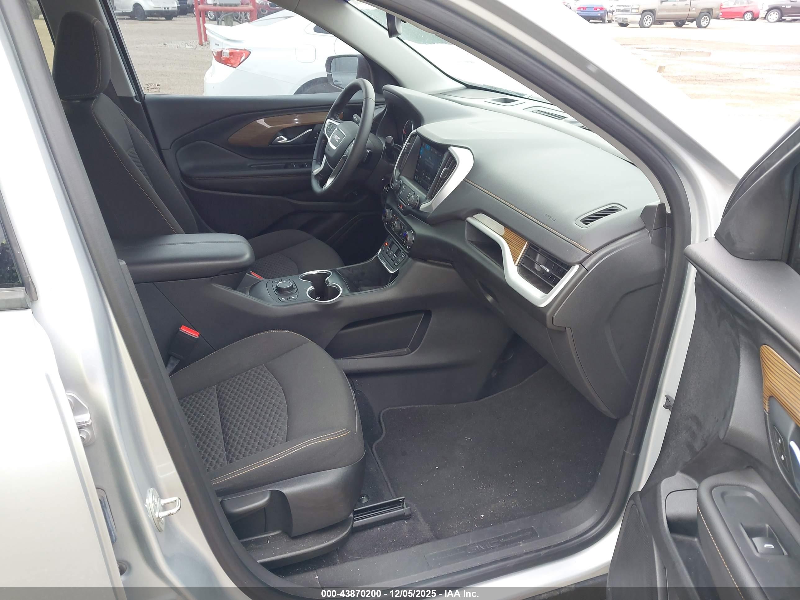 GMC TERRAIN image 5