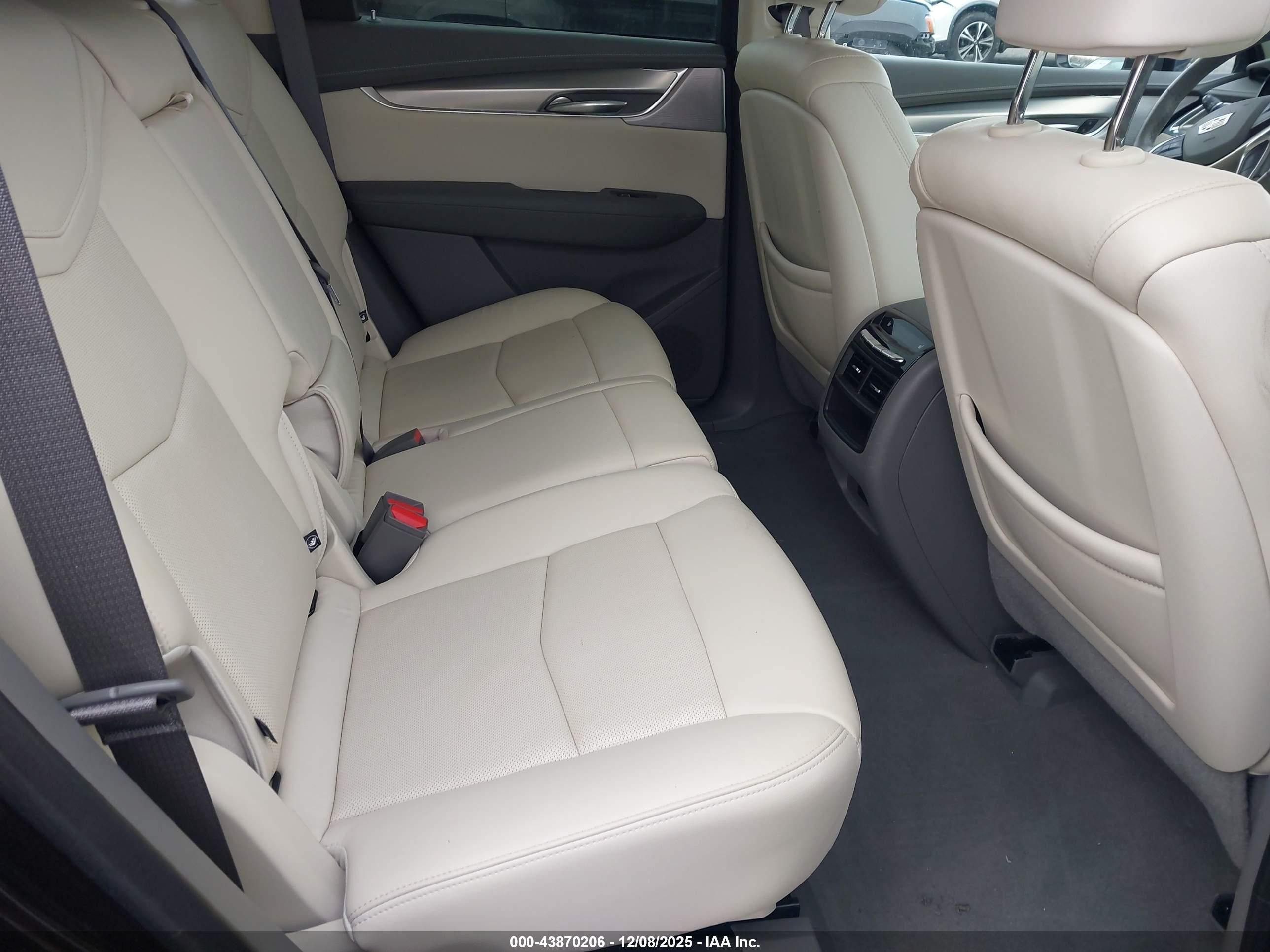 CADILLAC XT5 image 8
