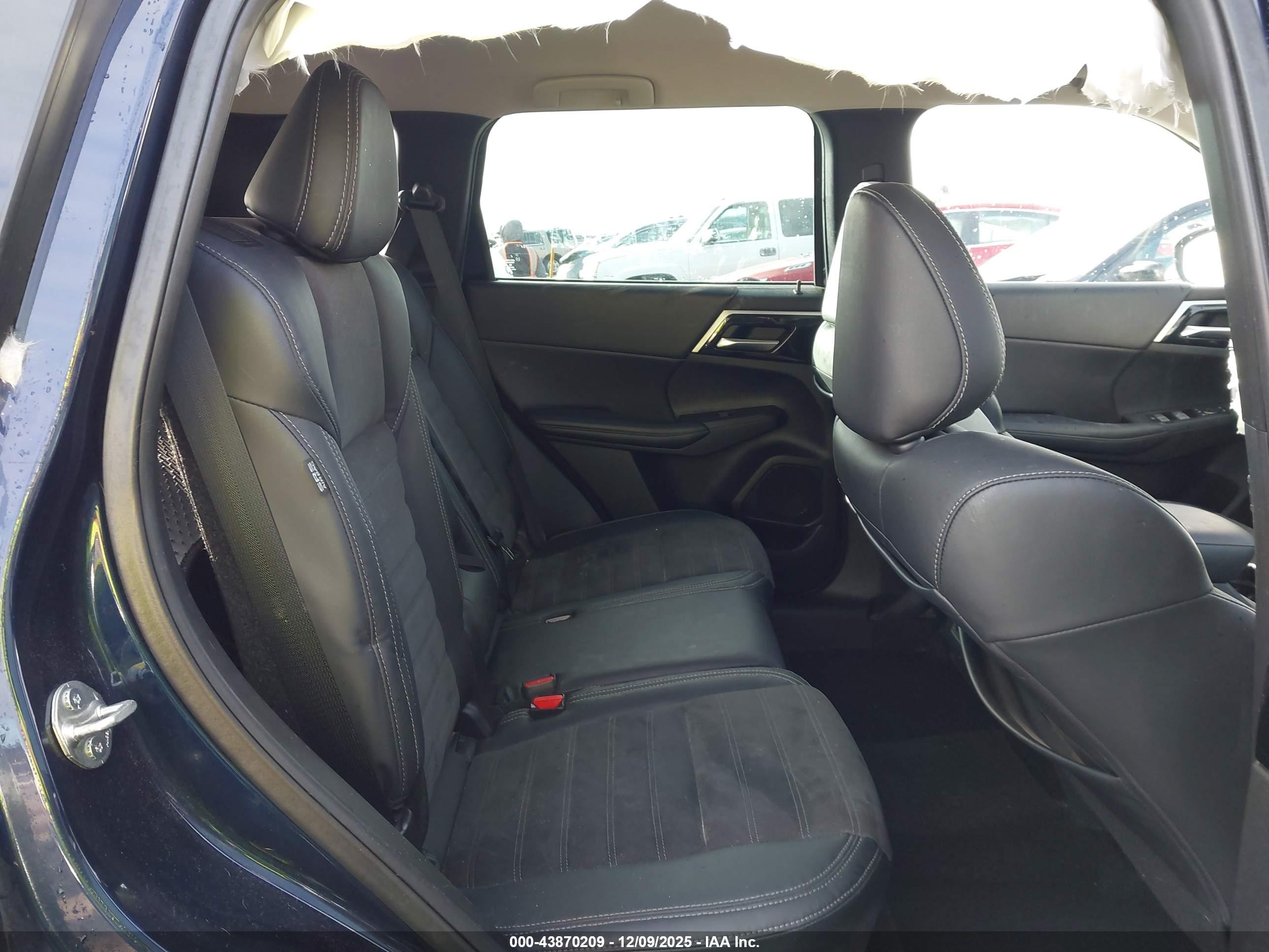 MITSUBISHI OUTLANDER image 8