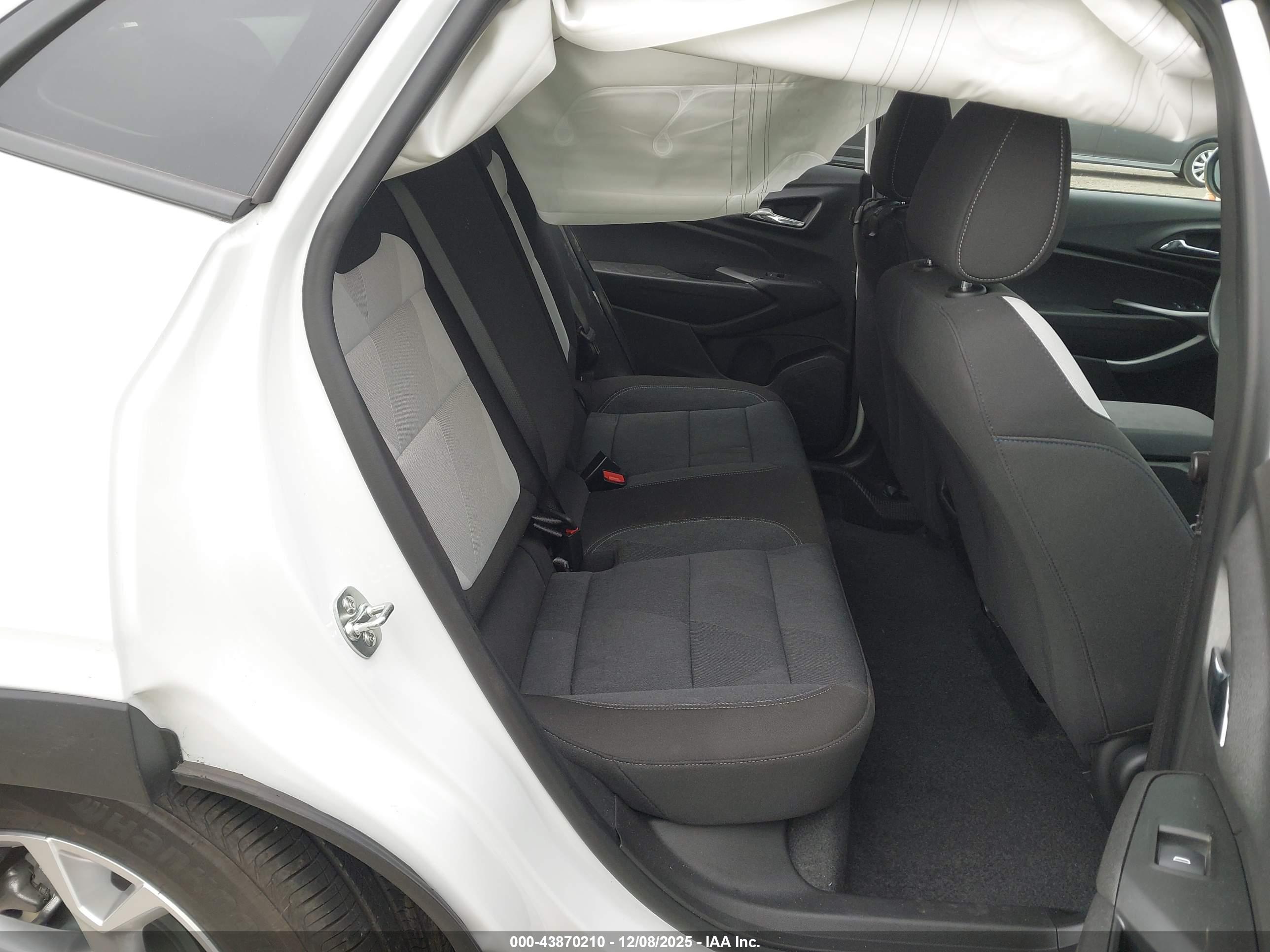CHEVROLET TRAX image 8