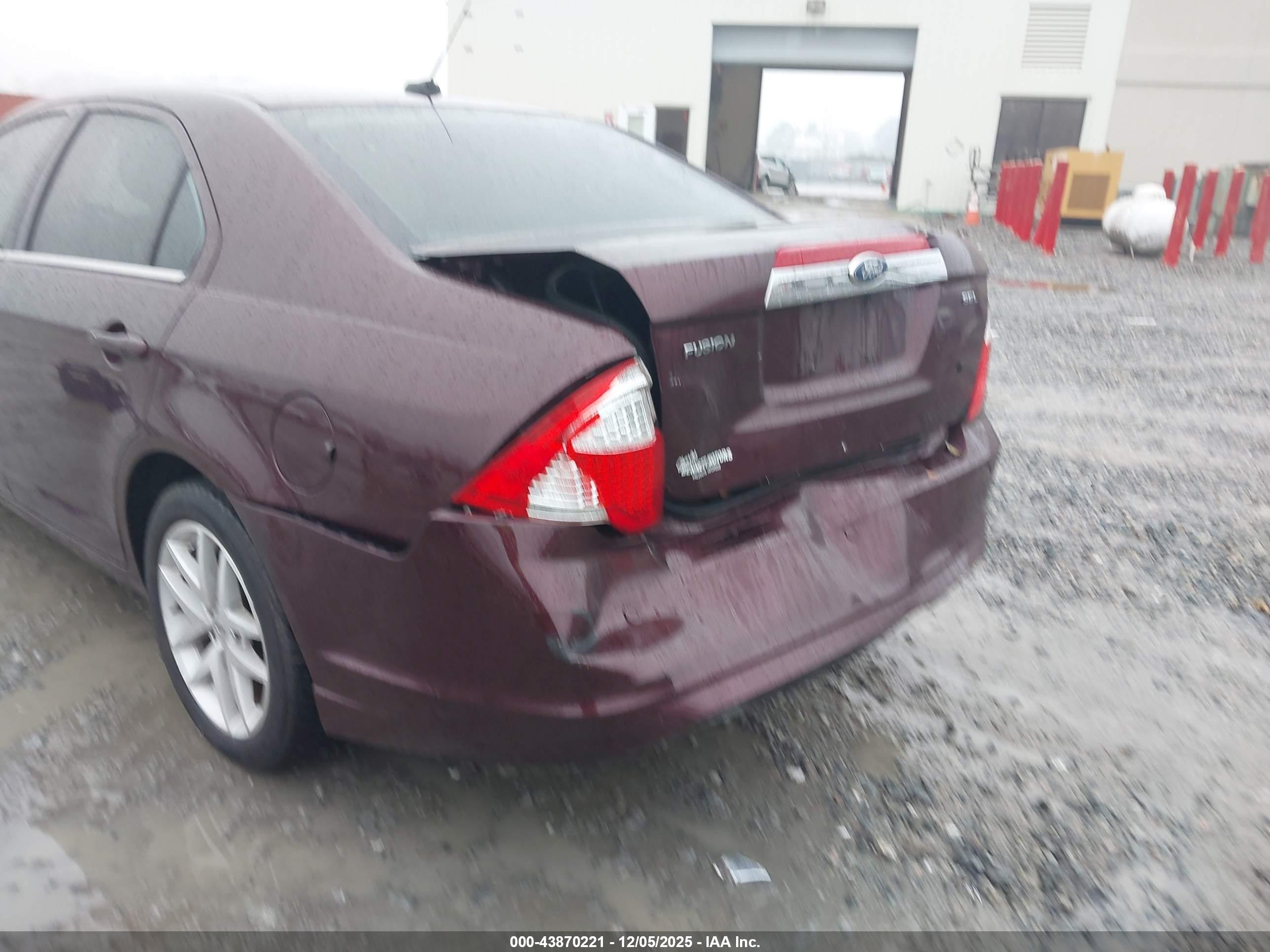 FORD FUSION image 6