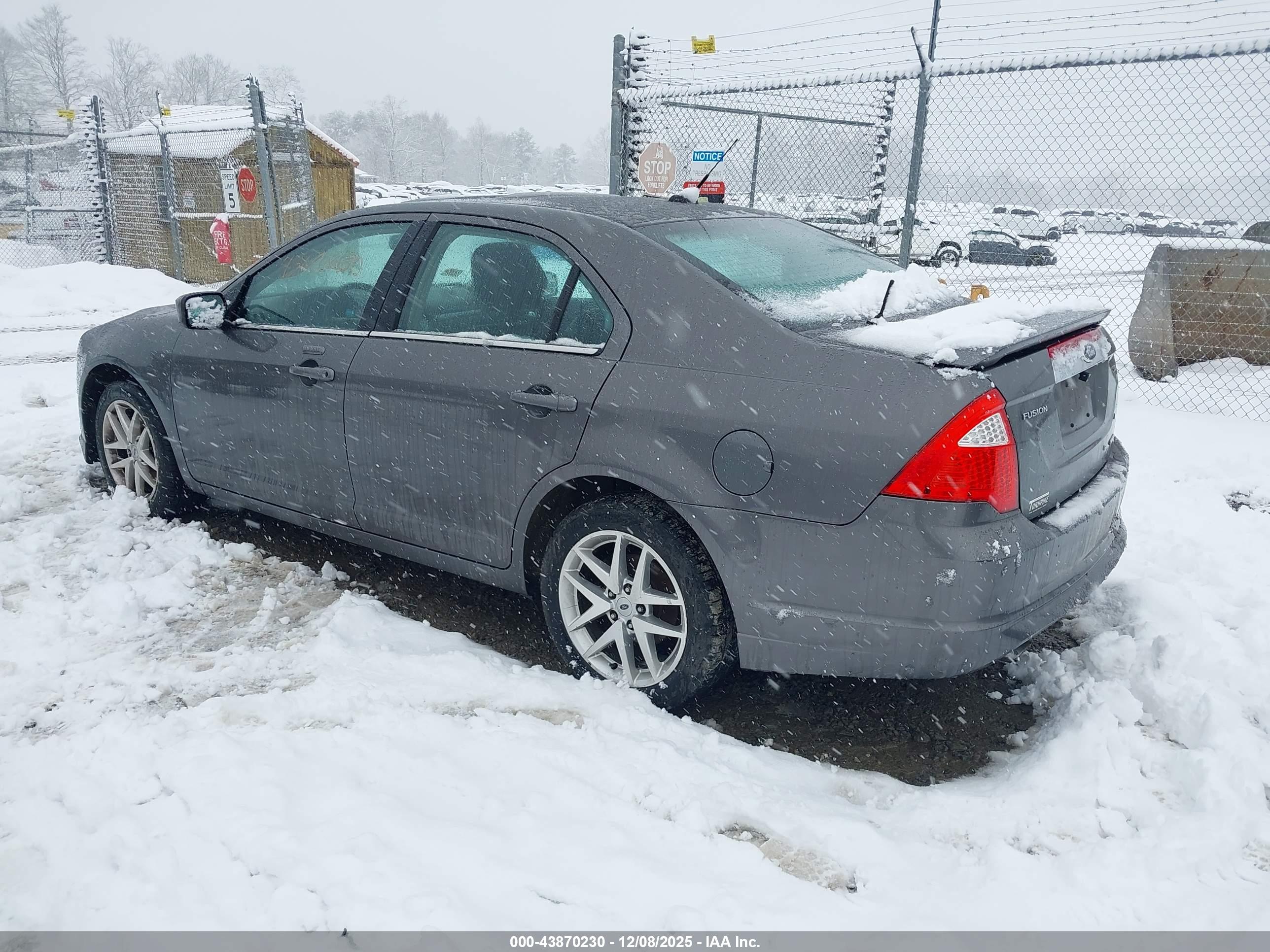 FORD FUSION image 3
