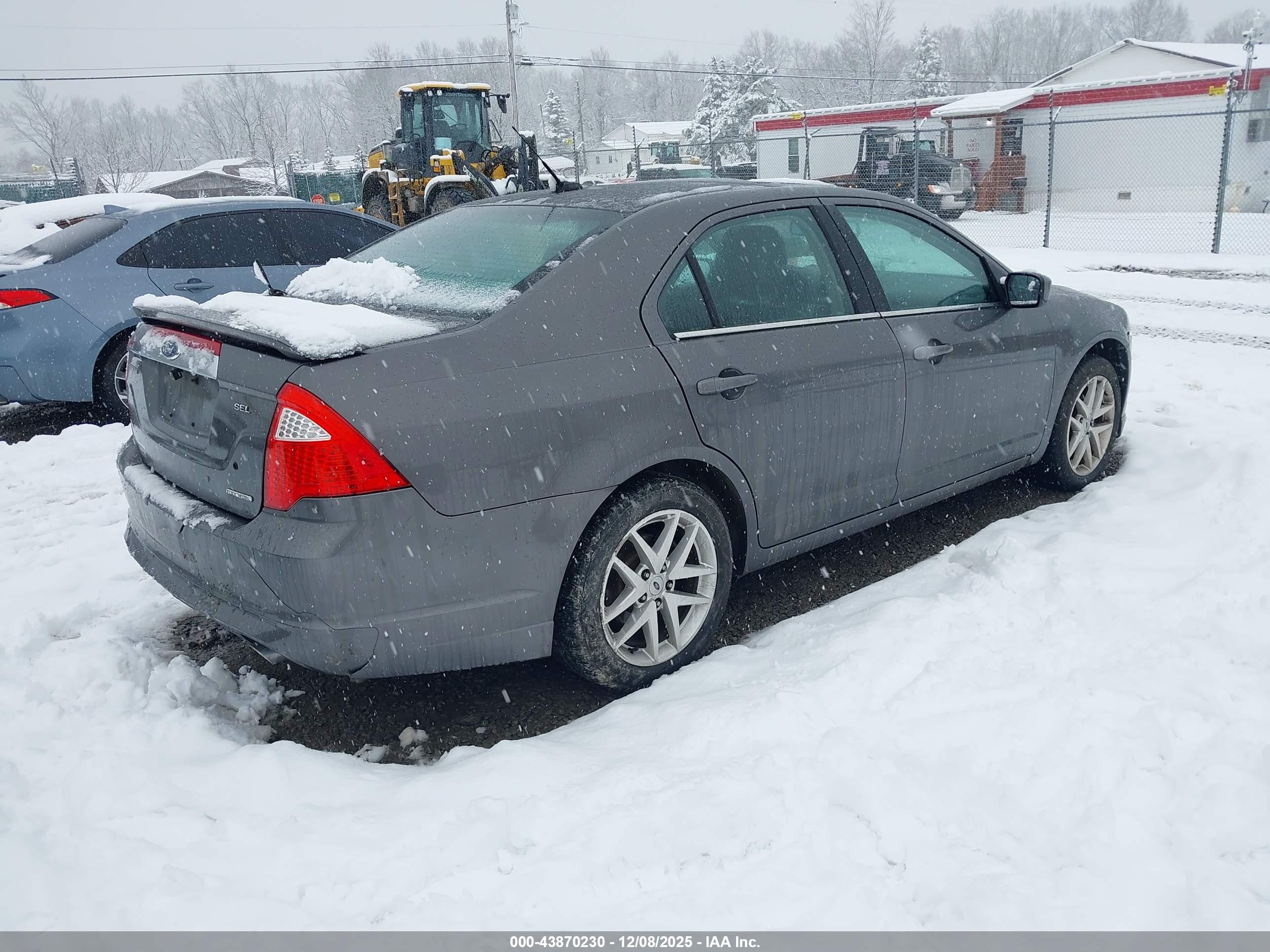 FORD FUSION image 4