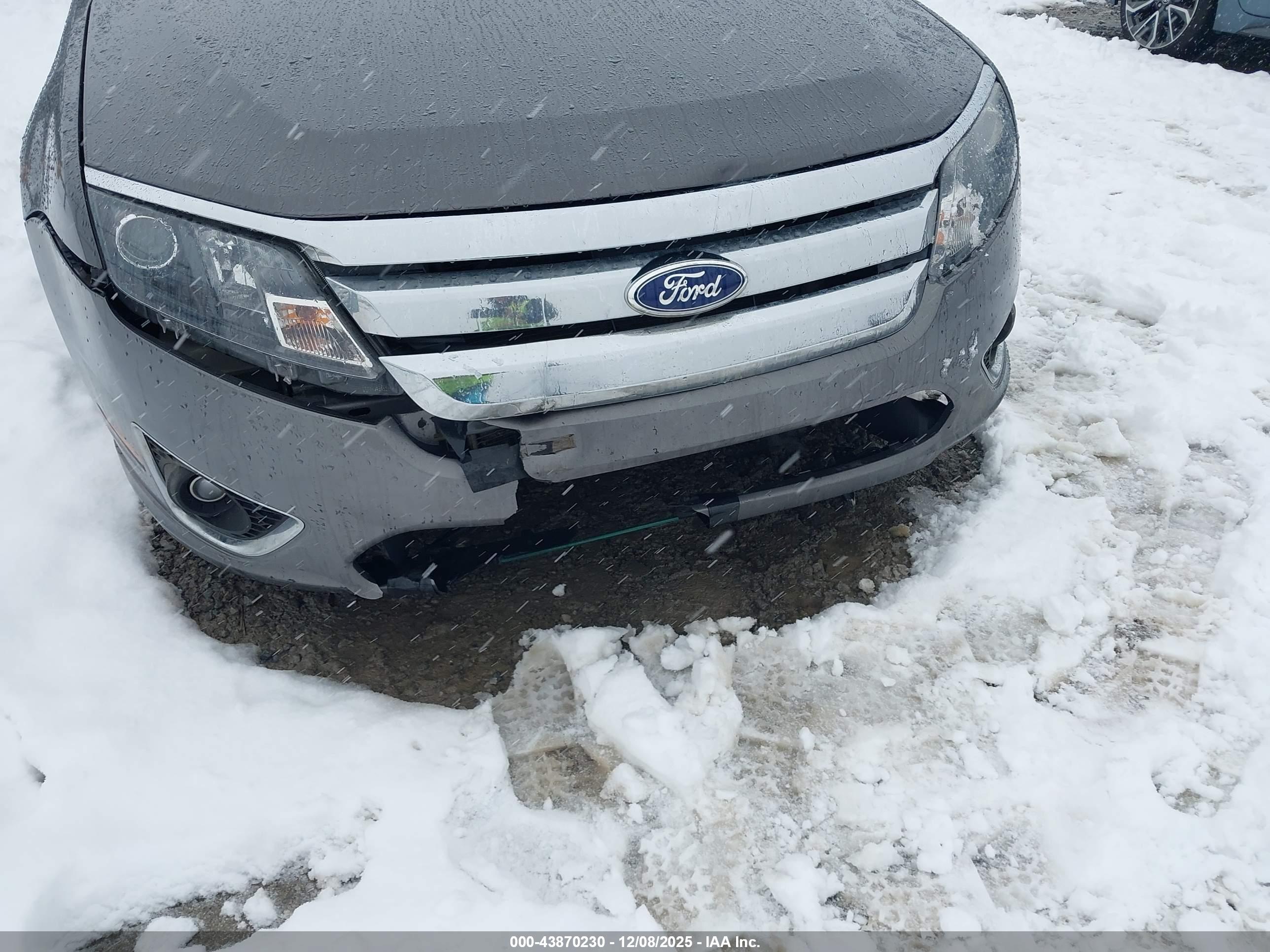 FORD FUSION image 6