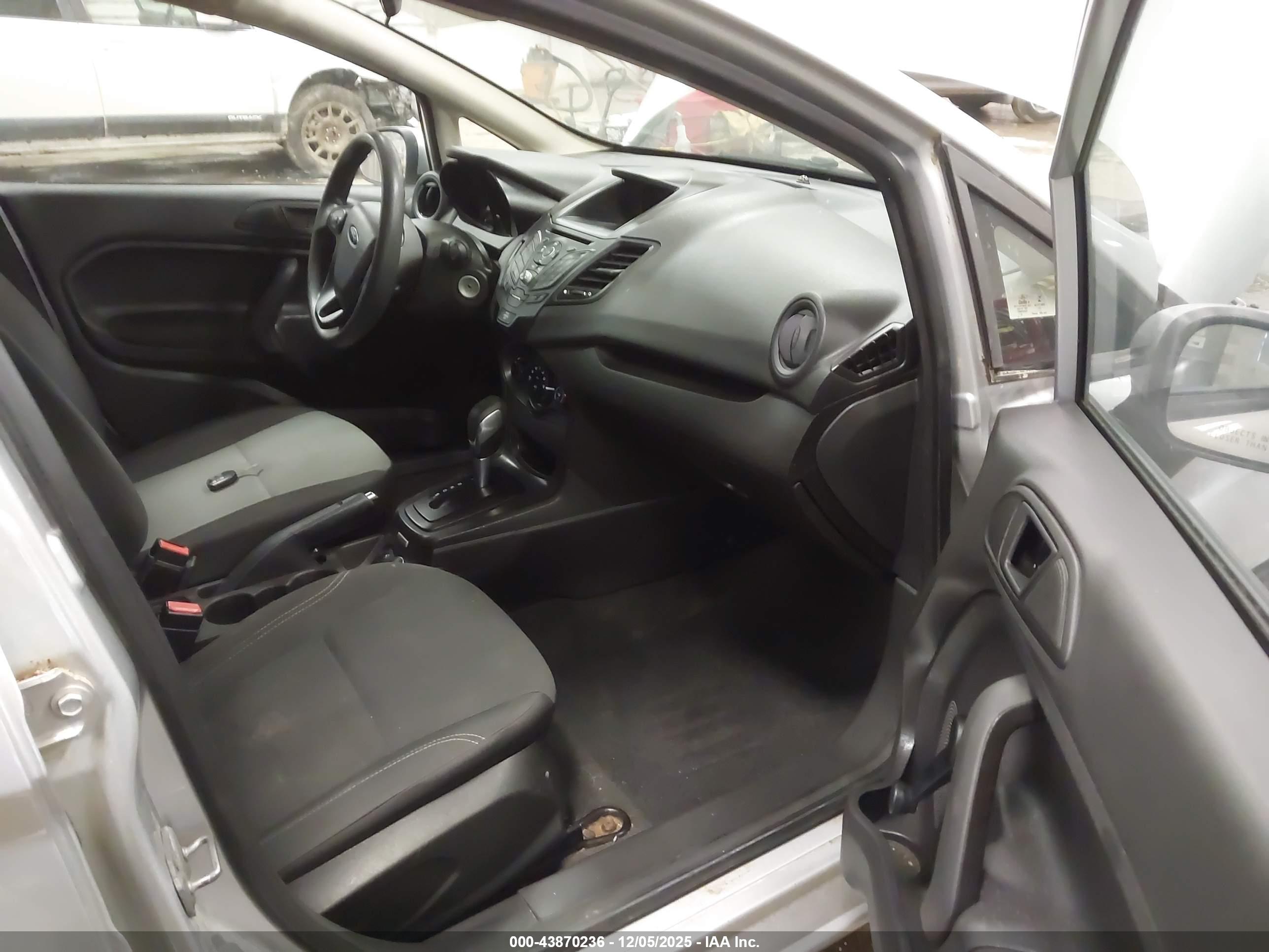 FORD FIESTA image 5