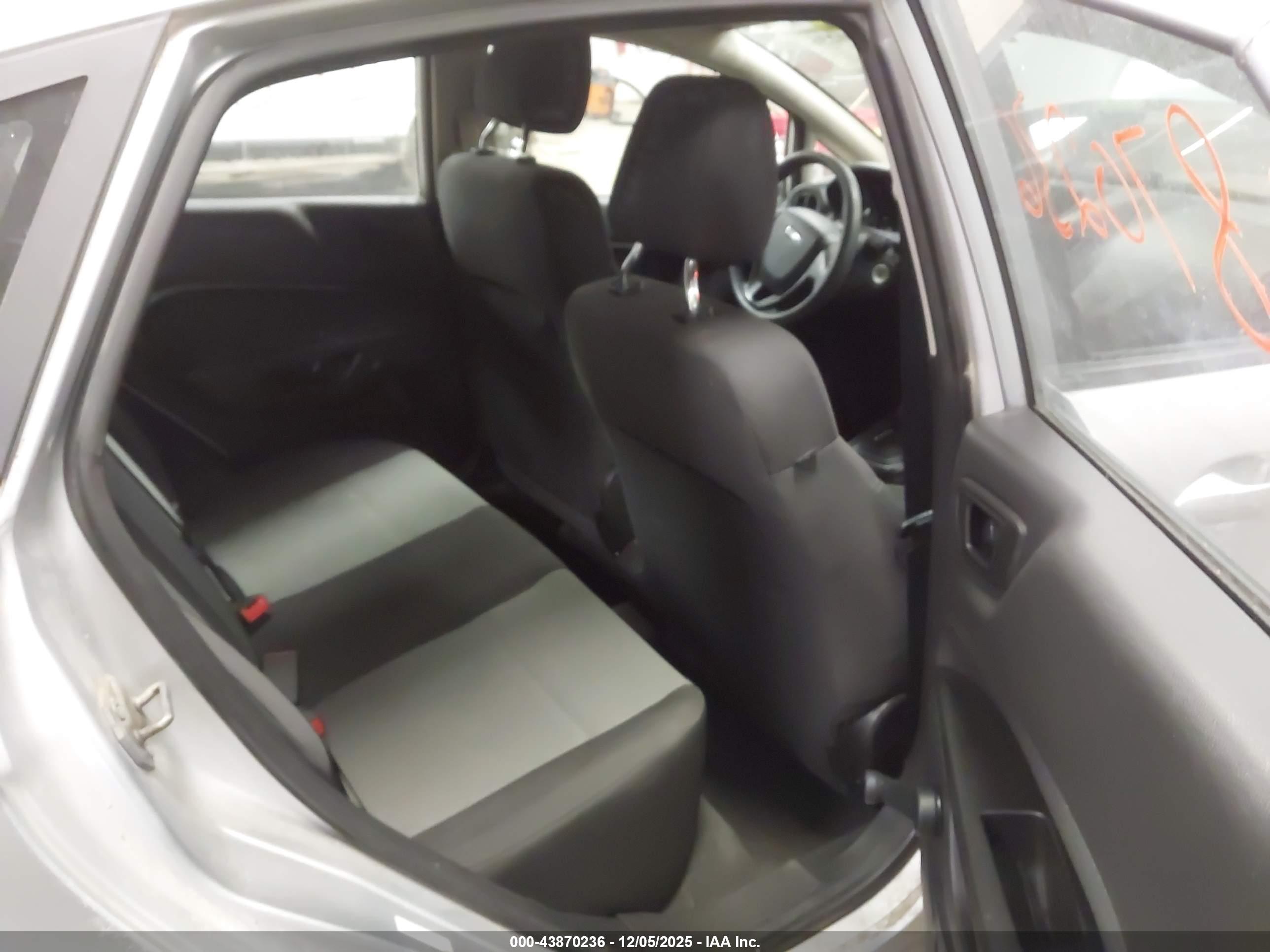 FORD FIESTA image 8