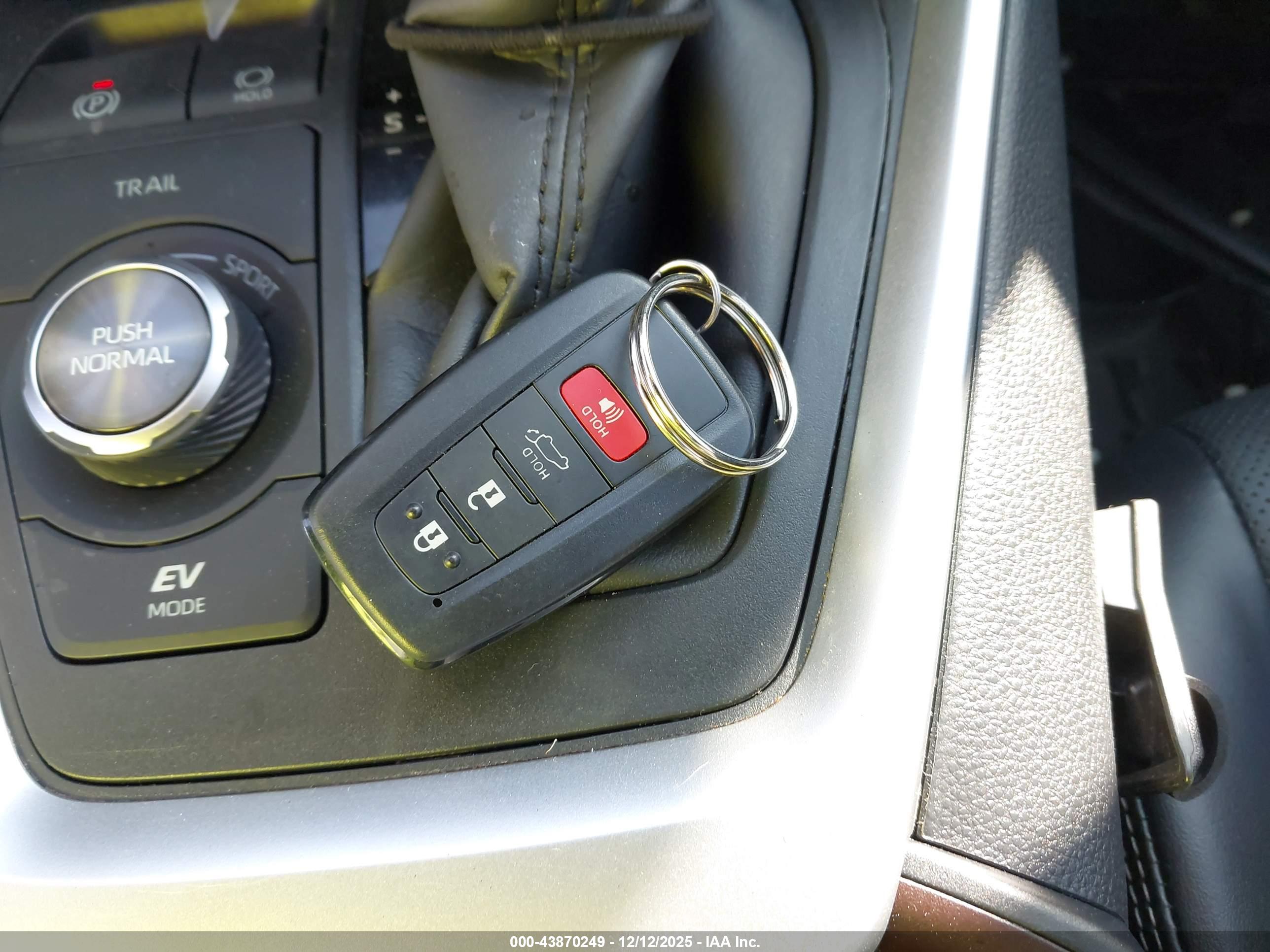 TOYOTA RAV4 image 11