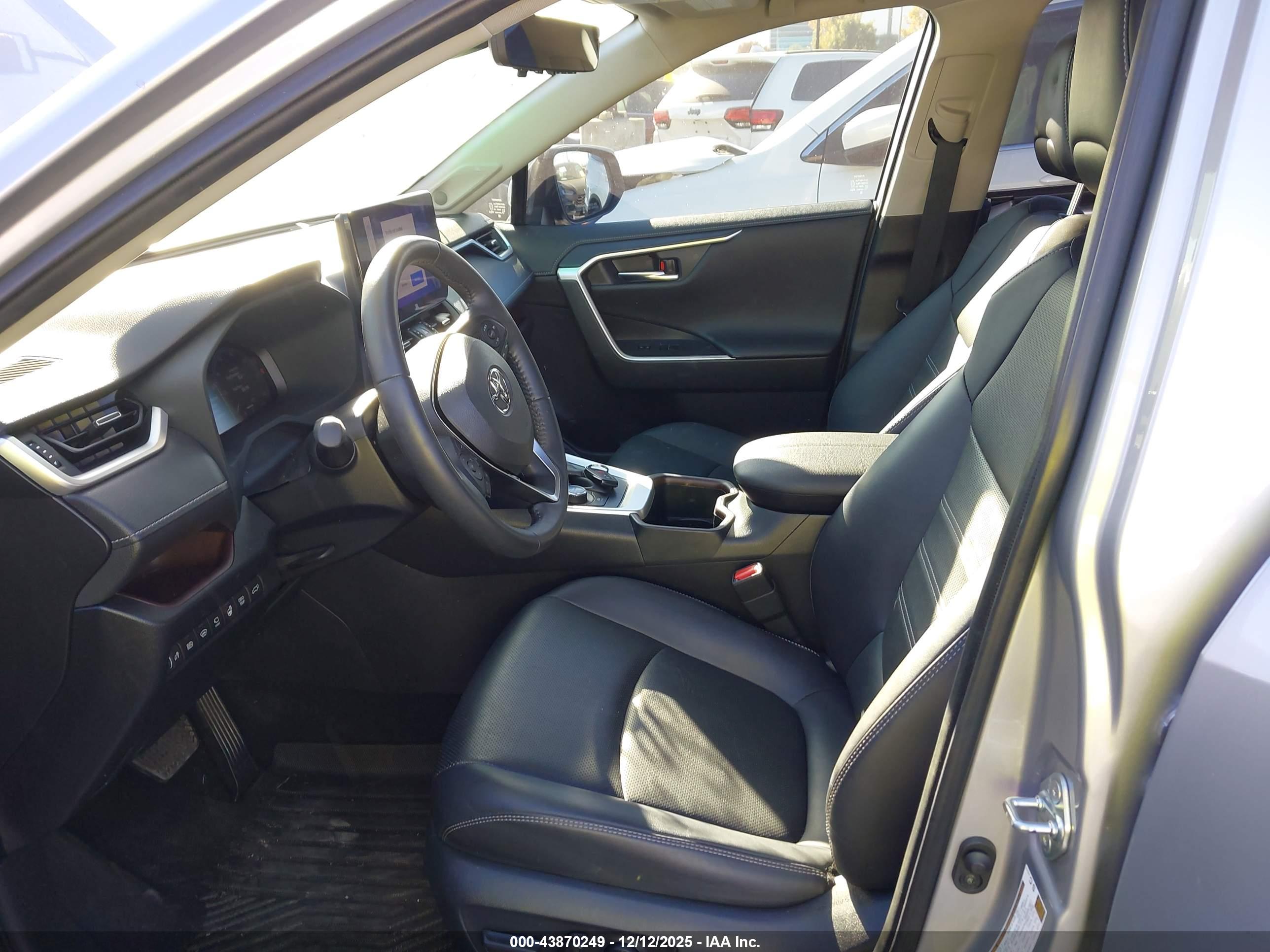 TOYOTA RAV4 image 5