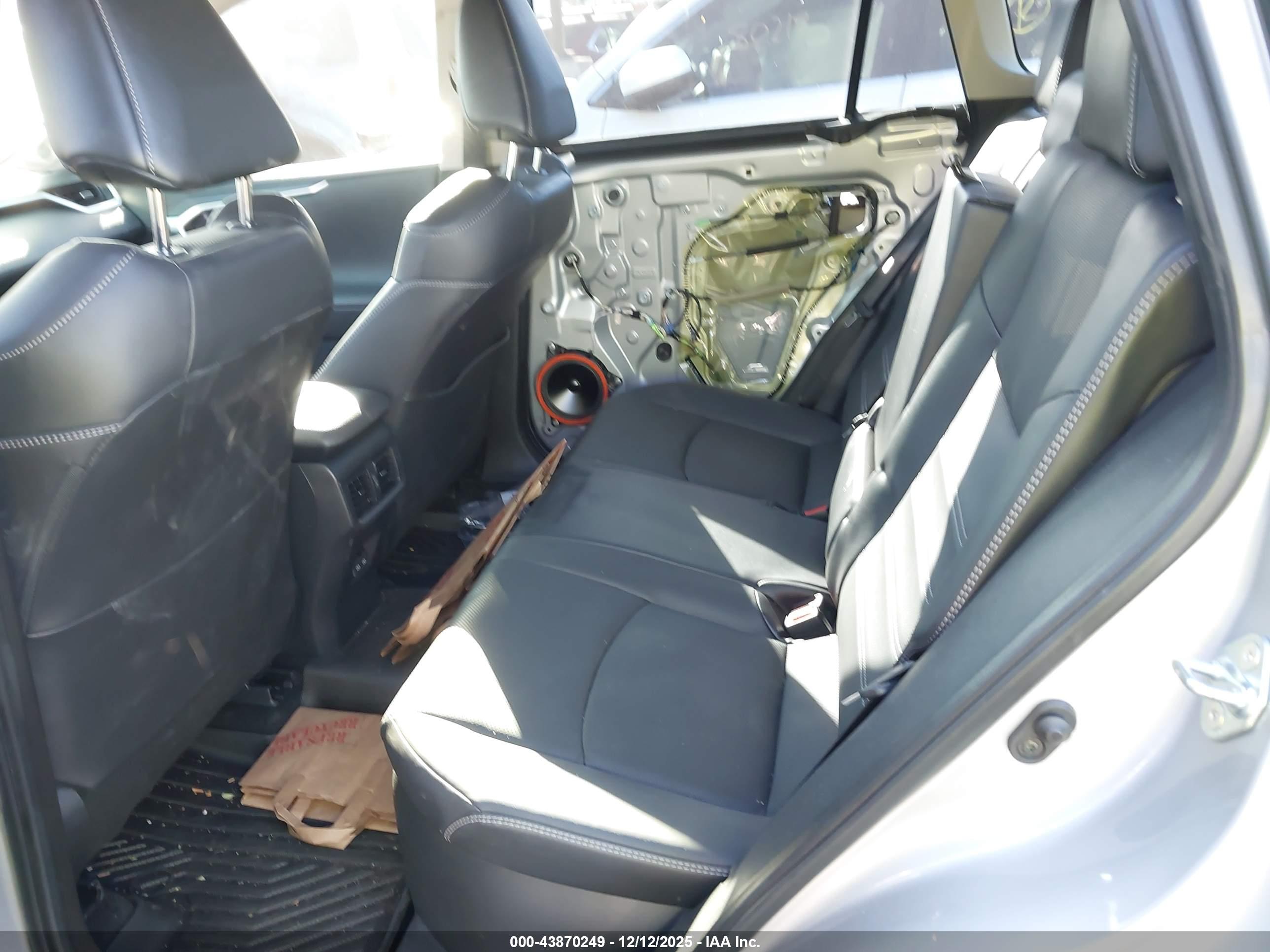 TOYOTA RAV4 image 8