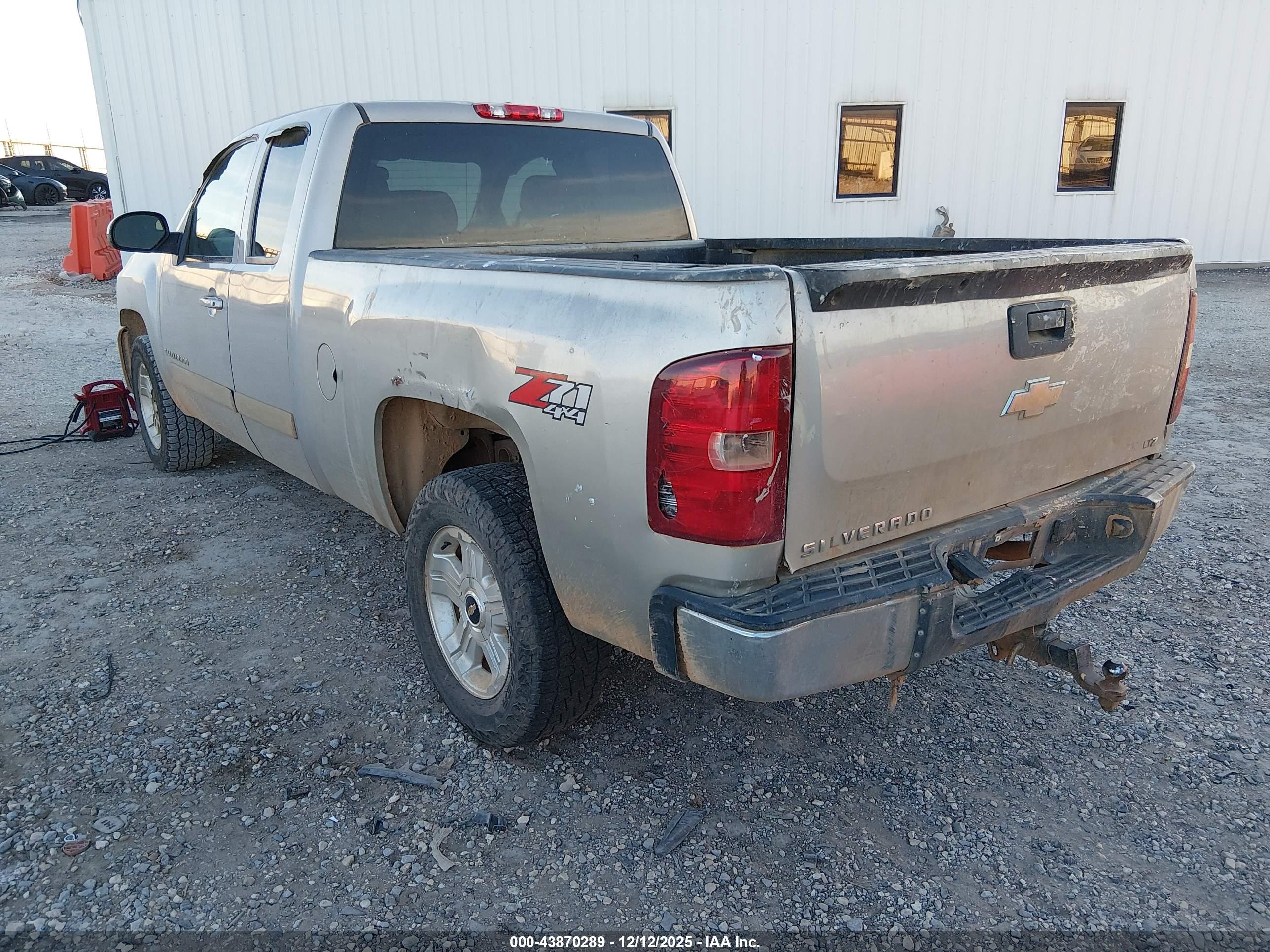 CHEVROLET SILVERADO image 3