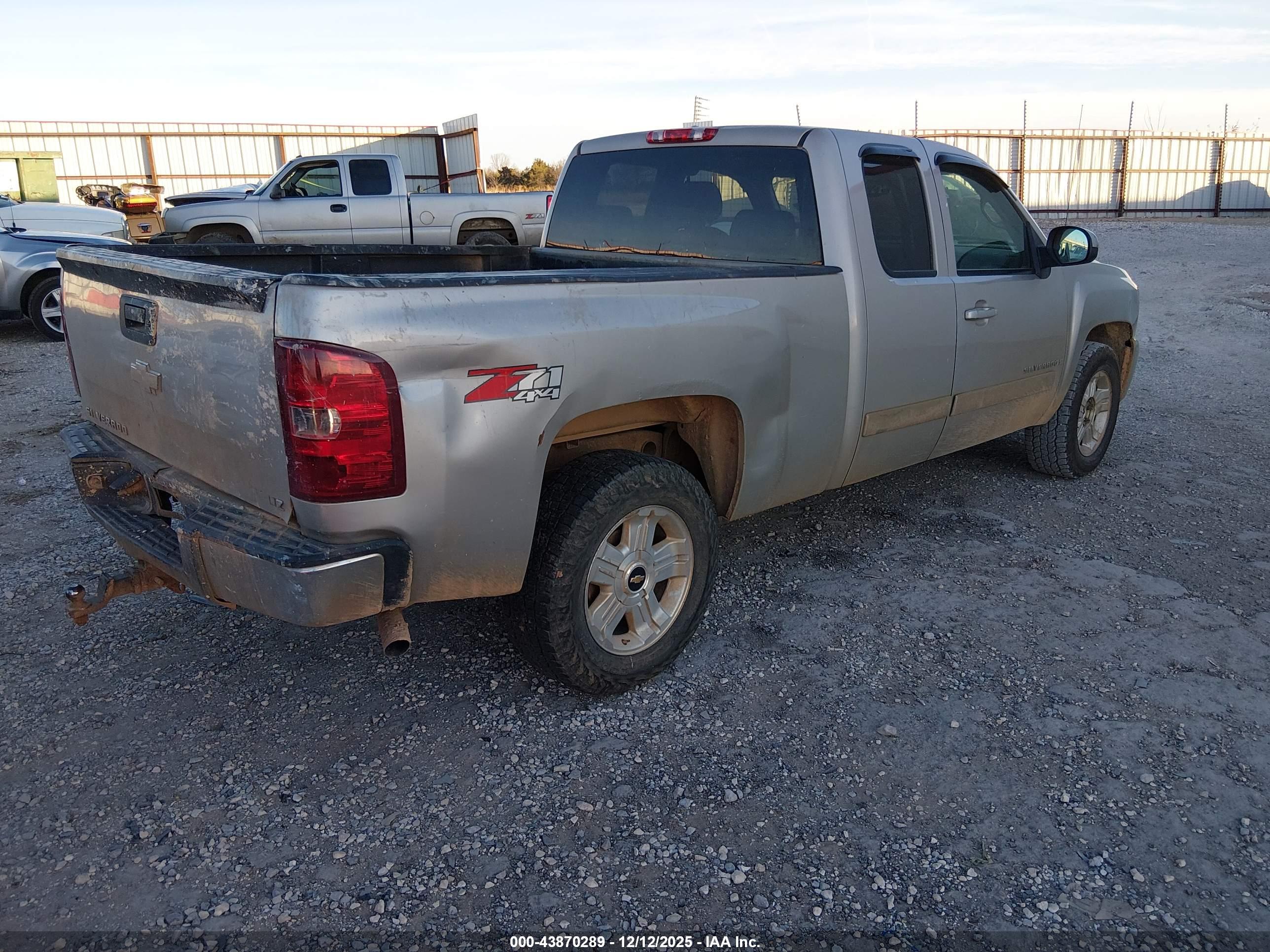 CHEVROLET SILVERADO image 4