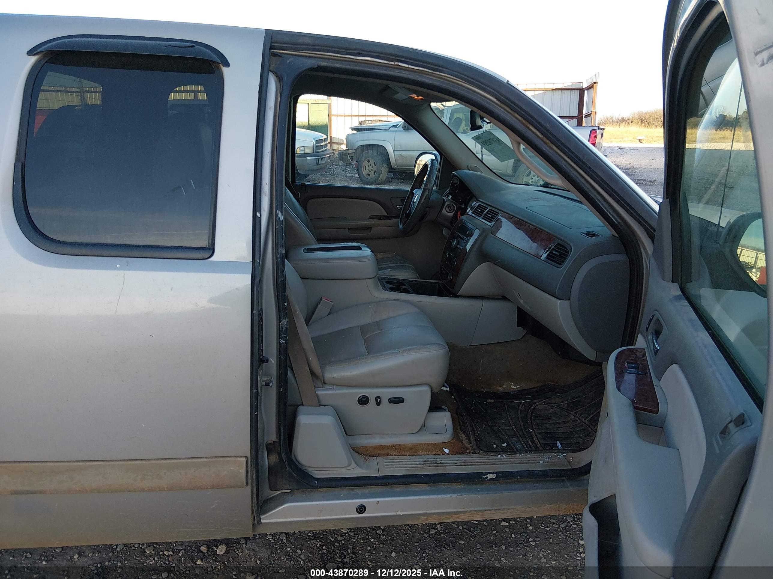 CHEVROLET SILVERADO image 5